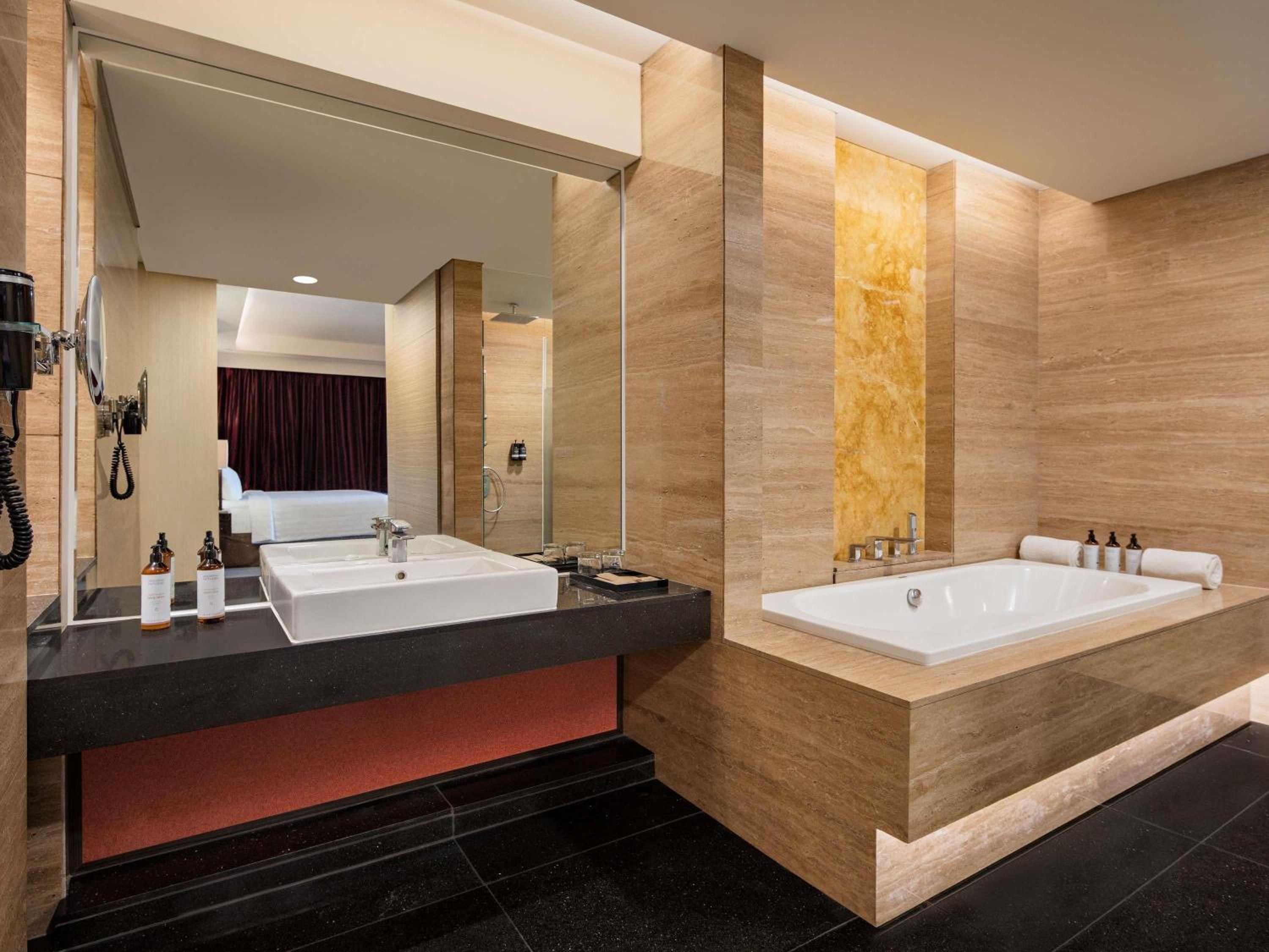 Executive King Suite with Sofa - Photo 2