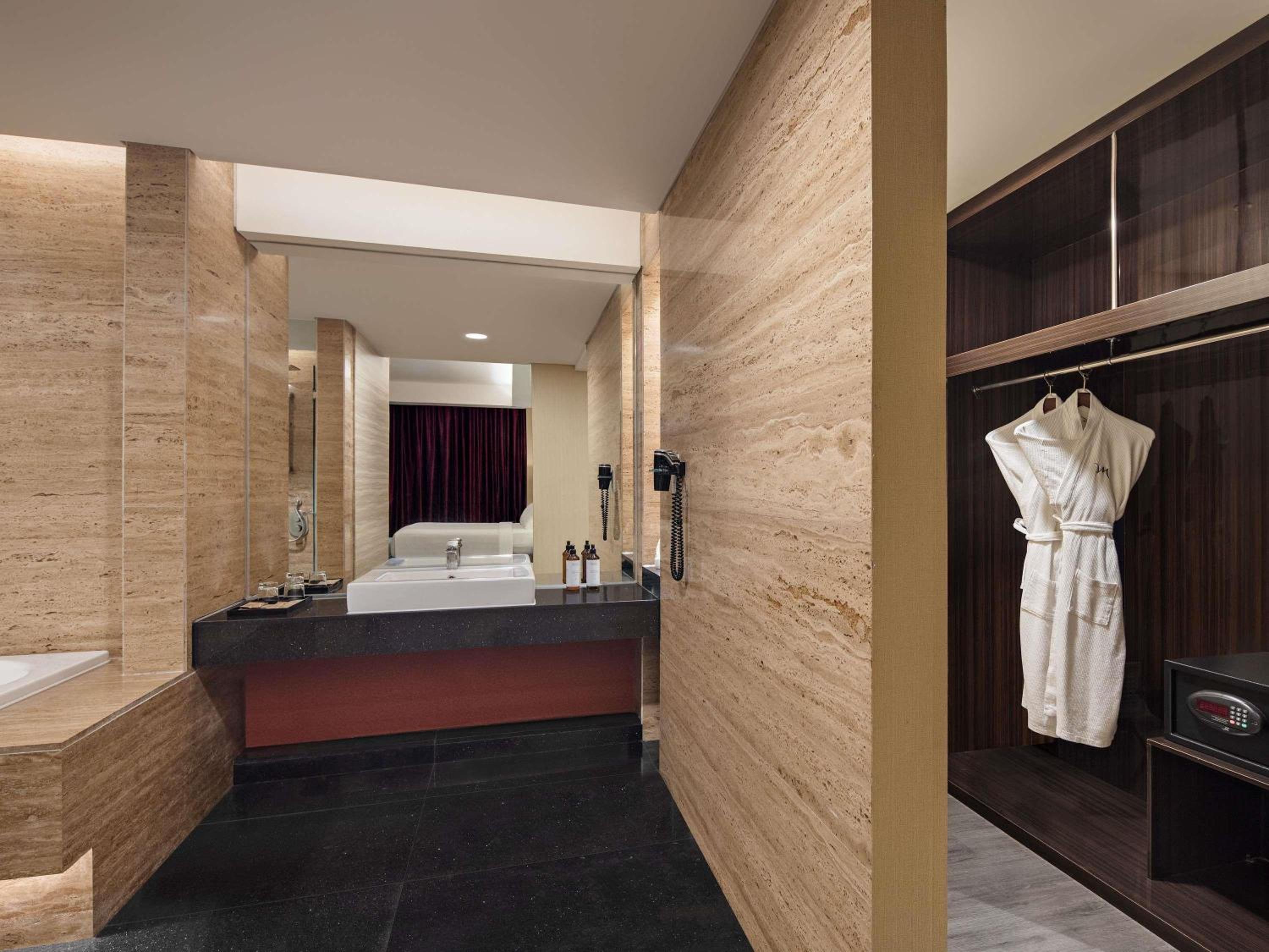 Suite King Room with Sofa Bed - Photo 3
