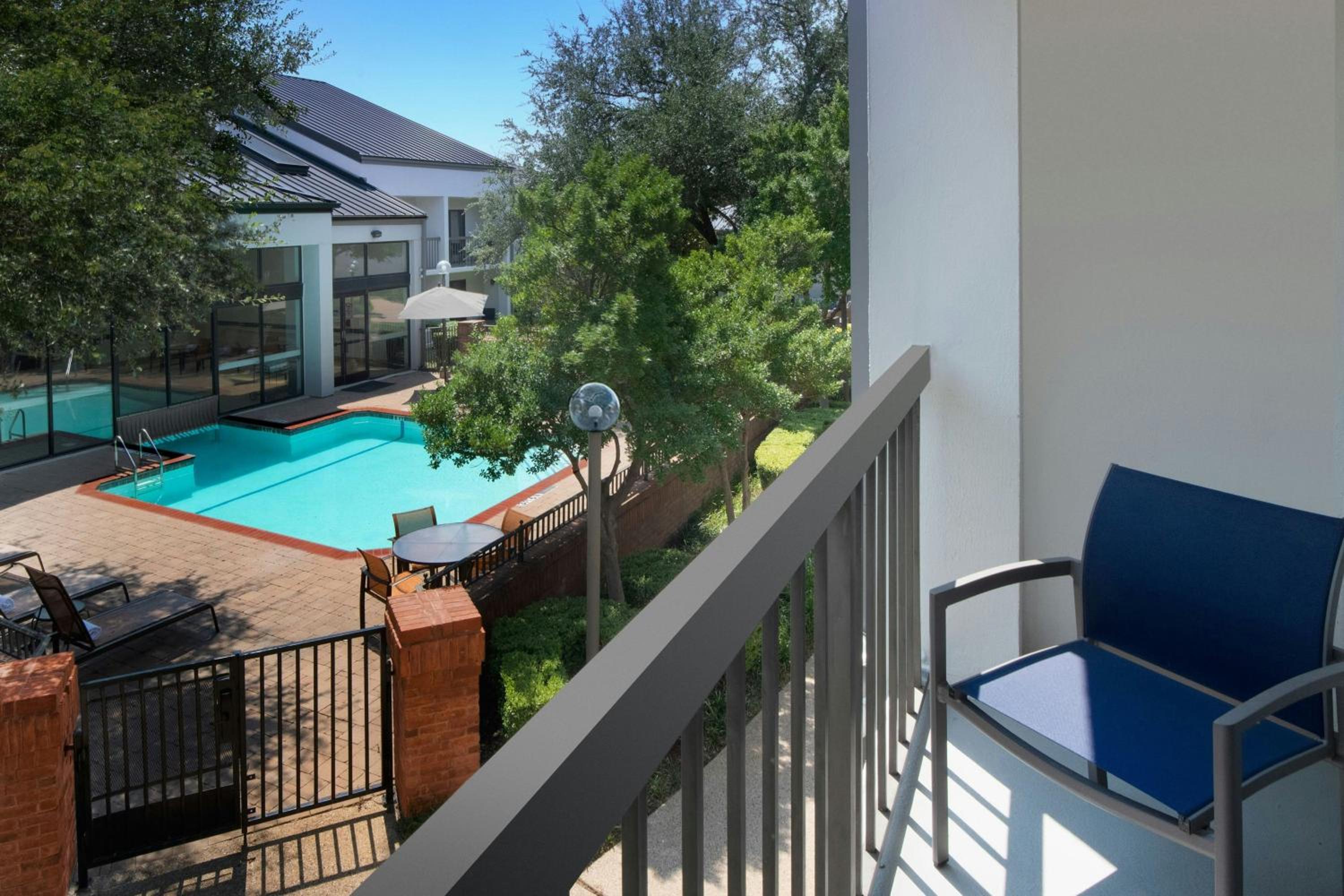 King Room with Balcony and Courtyard View - Photo 4