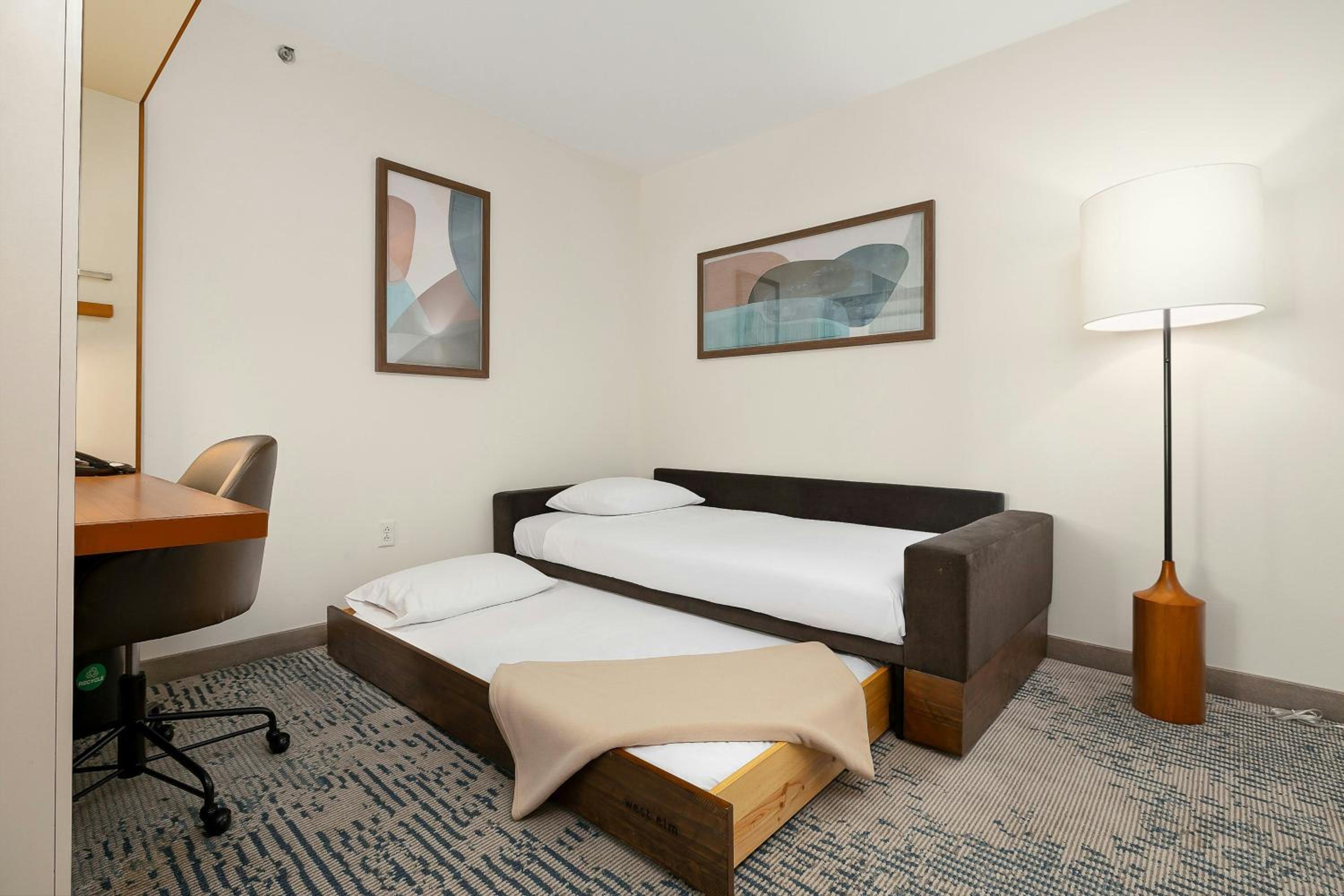 King Studio with Sofa Bed - Photo 14