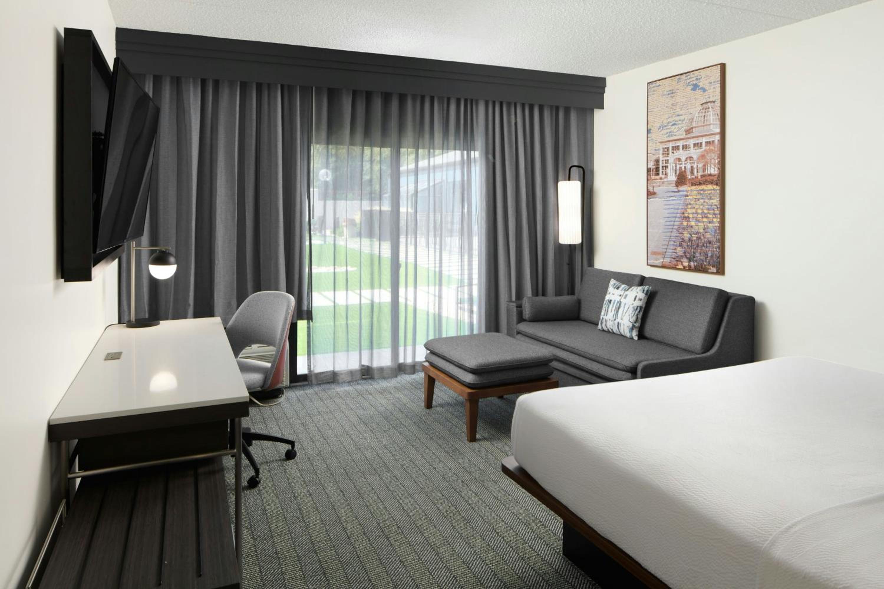 King Room with Sofa Bed and Roll-in Shower - Mobility Accessible photo 2