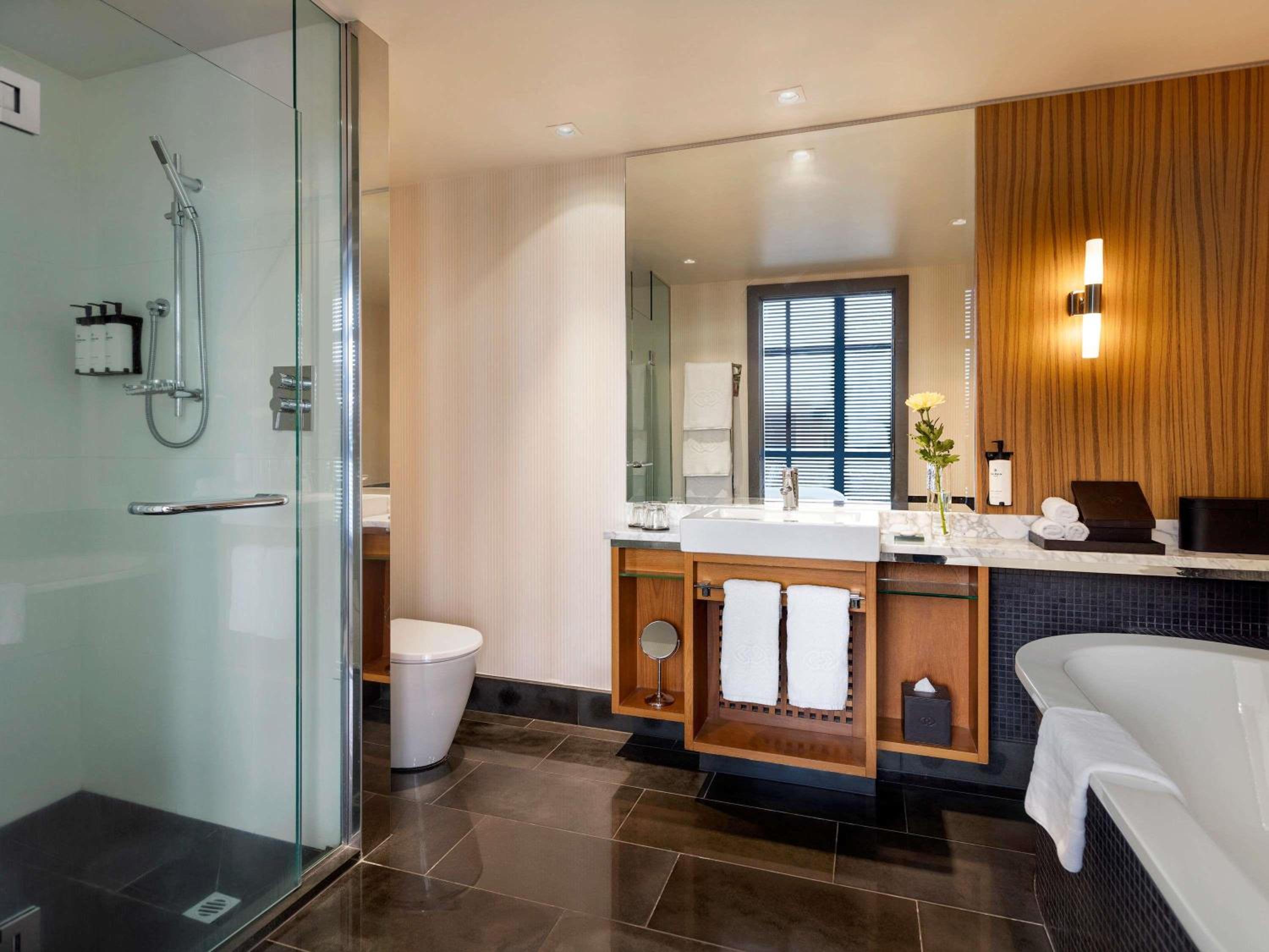 Superior King Room - Mobility Accessible - Photo 3