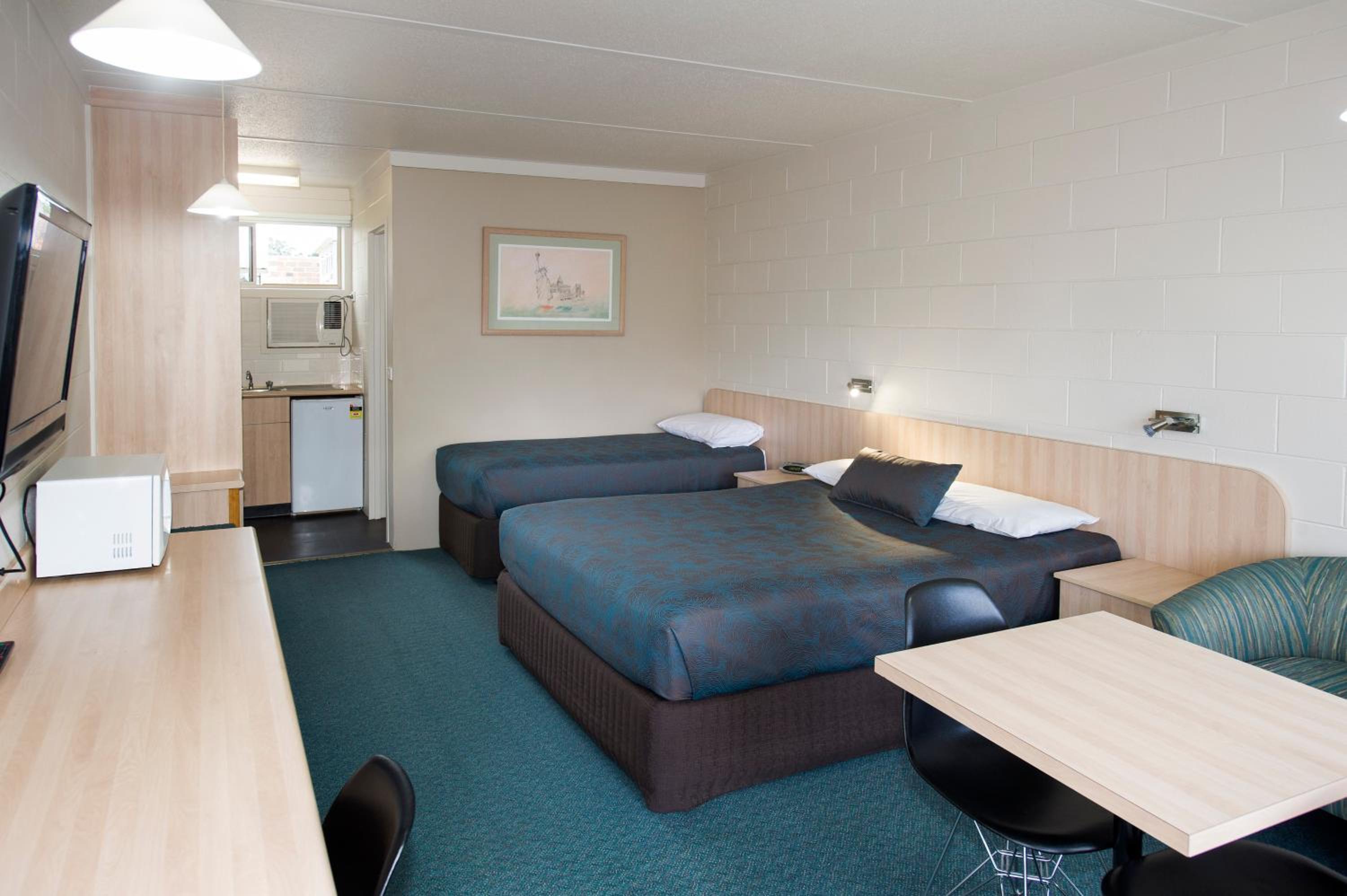 Economy Twin Room photo 2