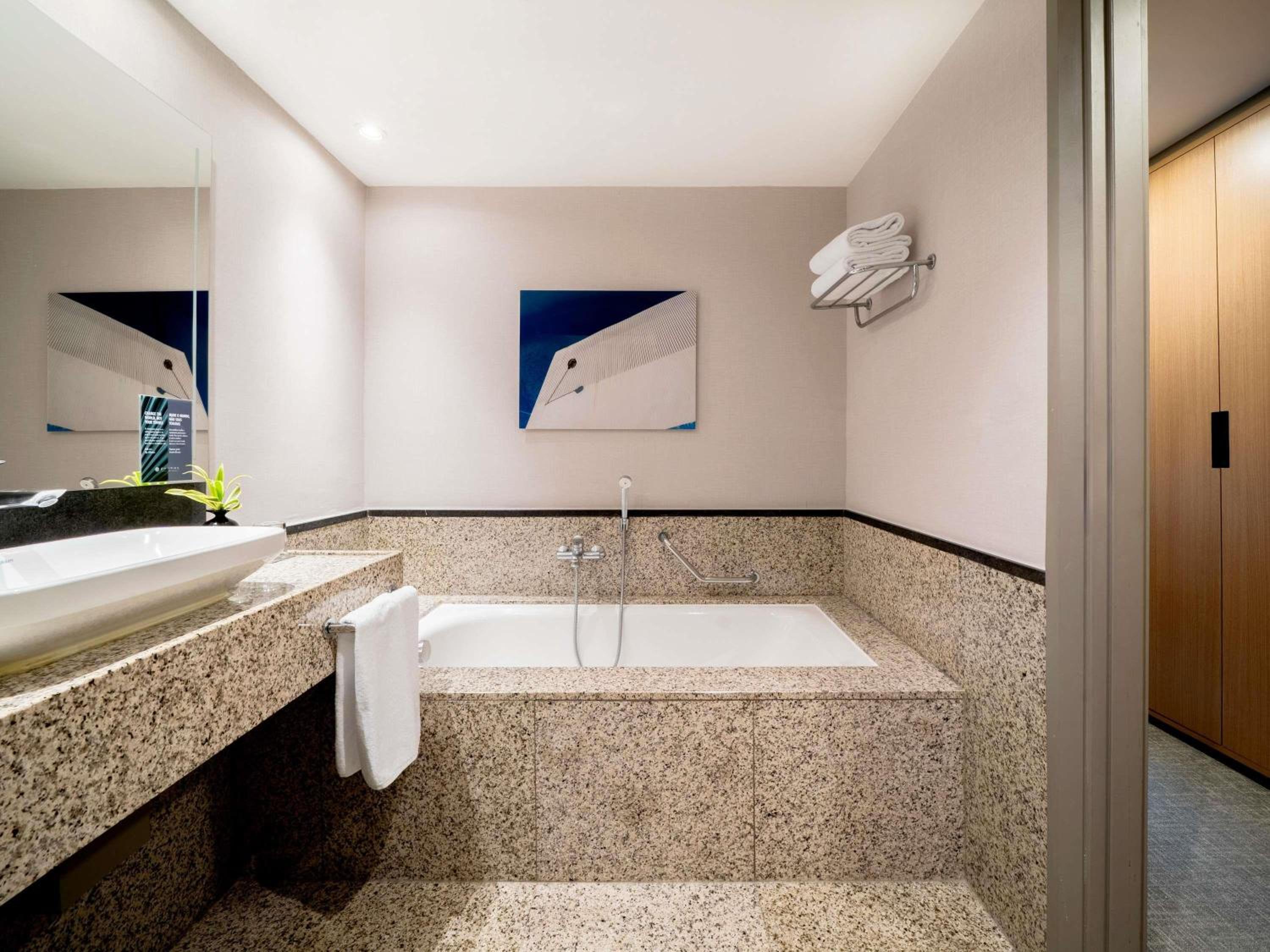 Junior King Suite with Executive Lounge access thumbnail 6
