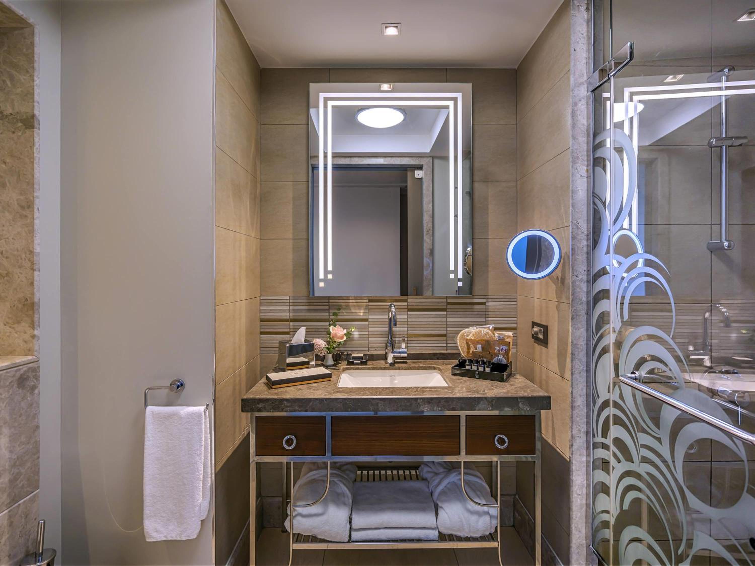 Deluxe Twin Room with Bosphorus View thumbnail 6