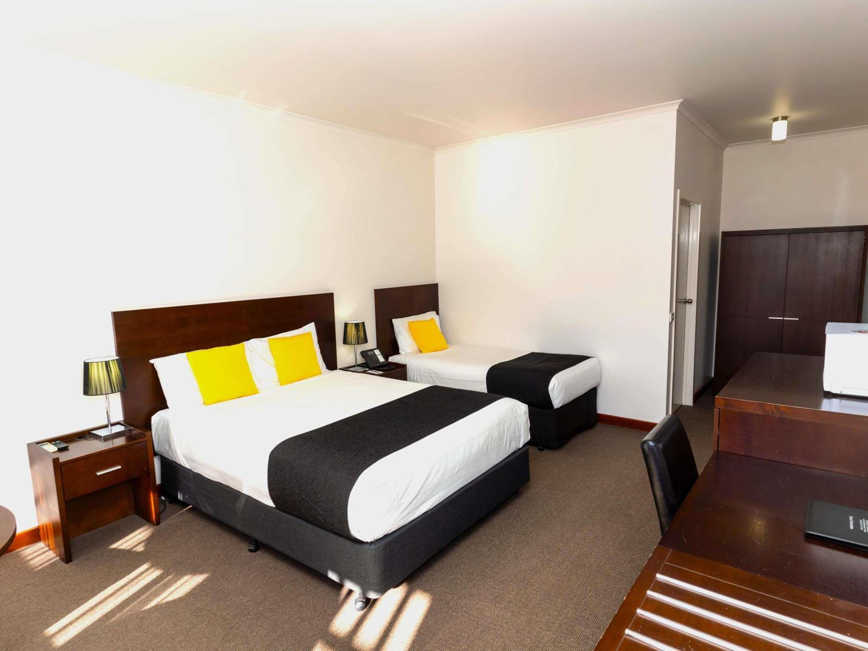 Superior Room with One Queen Bed and Two Single Beds - Photo 1