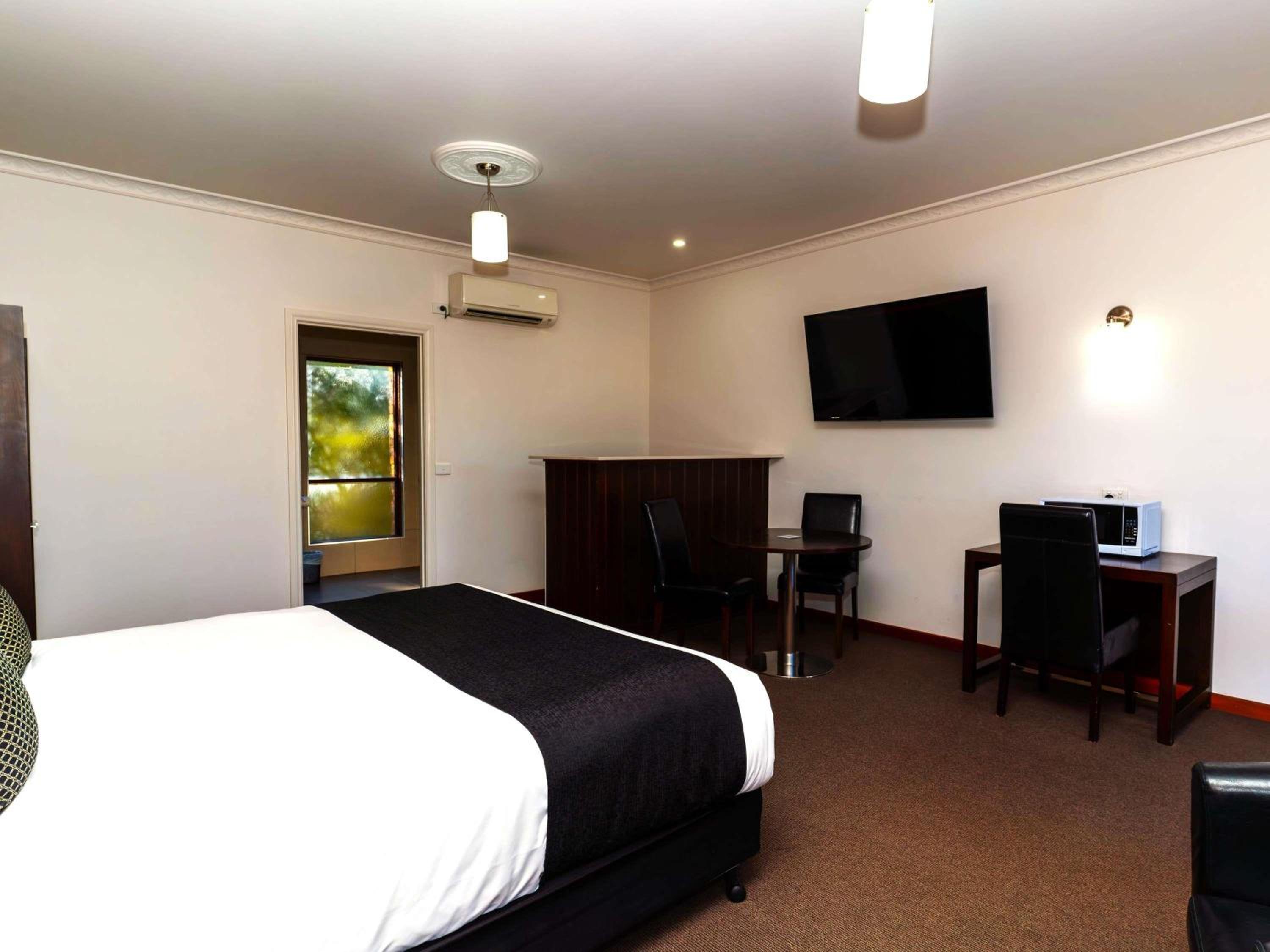 Superior Room with One Queen Bed and Two Single Beds - Photo 2