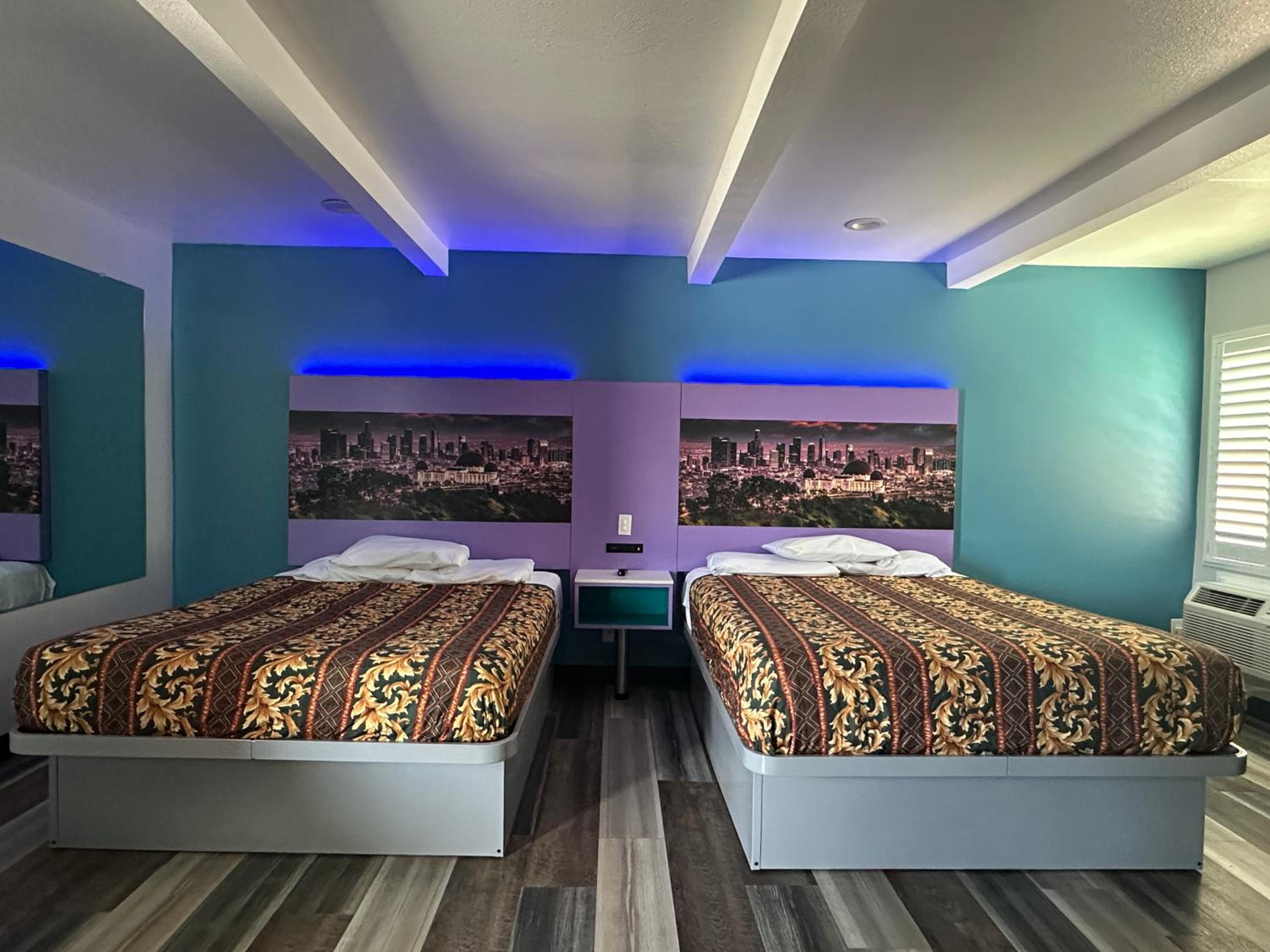 Queen Room with Two Queen Beds - Photo 3