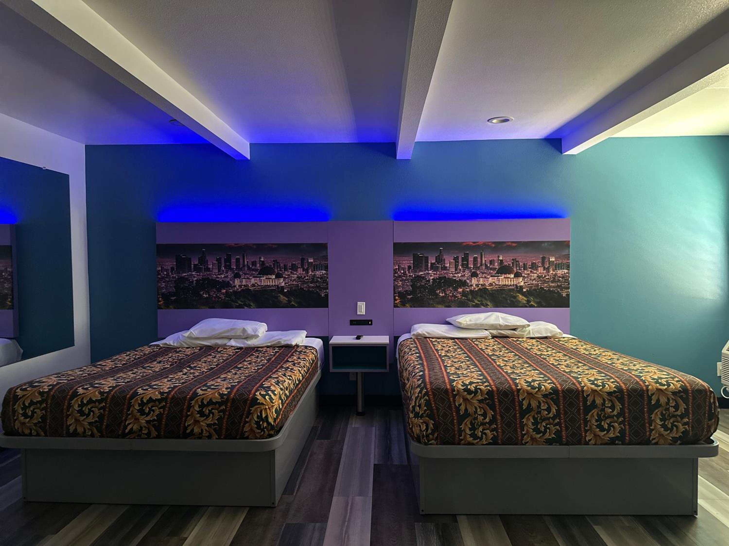 Queen Room with Two Queen Beds - Photo 8