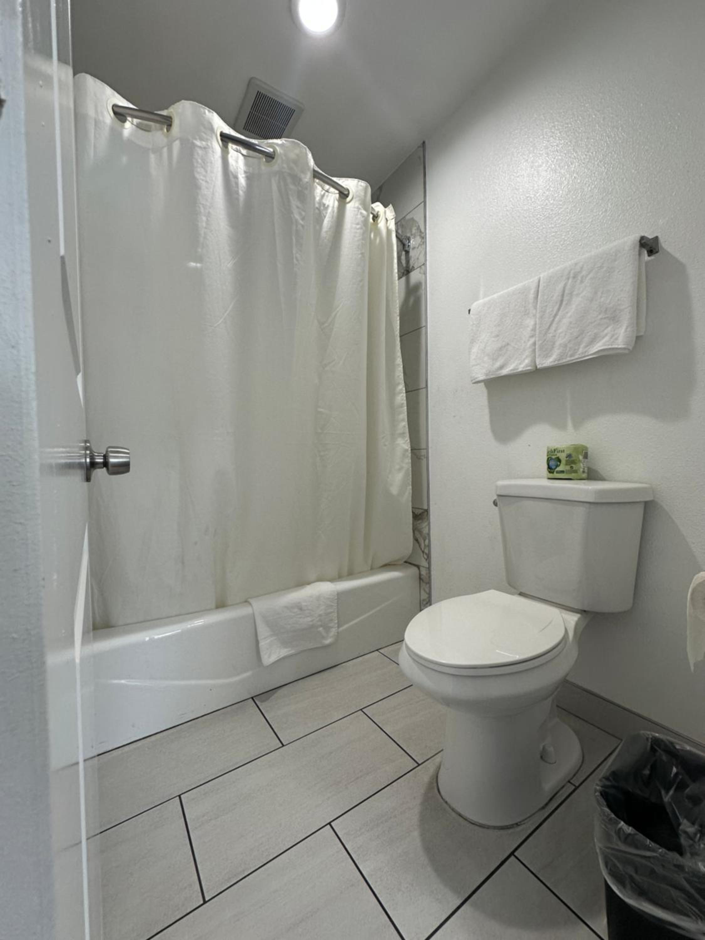 Queen Room - Photo 5