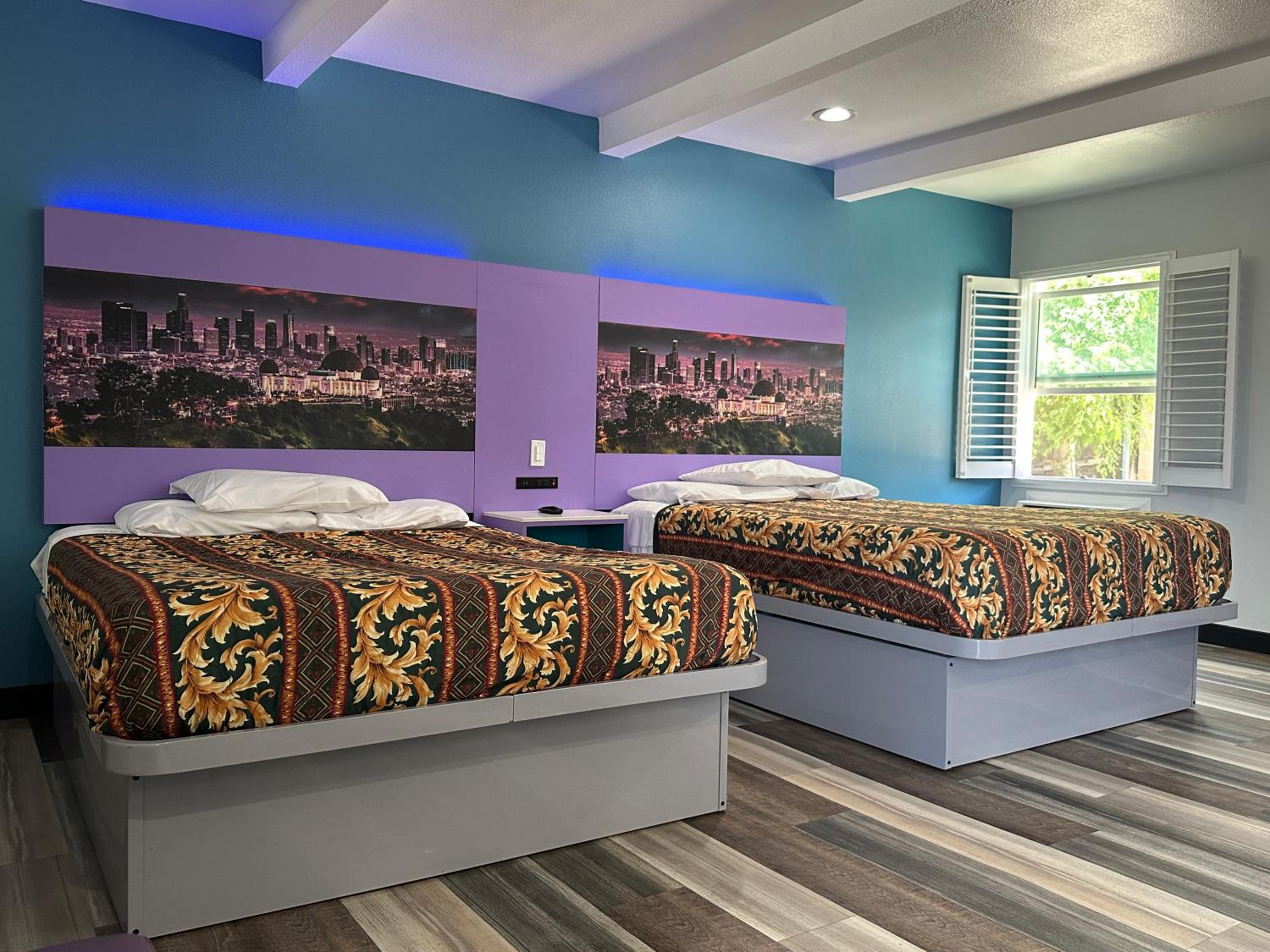 Queen Room with Two Queen Beds - Photo 2