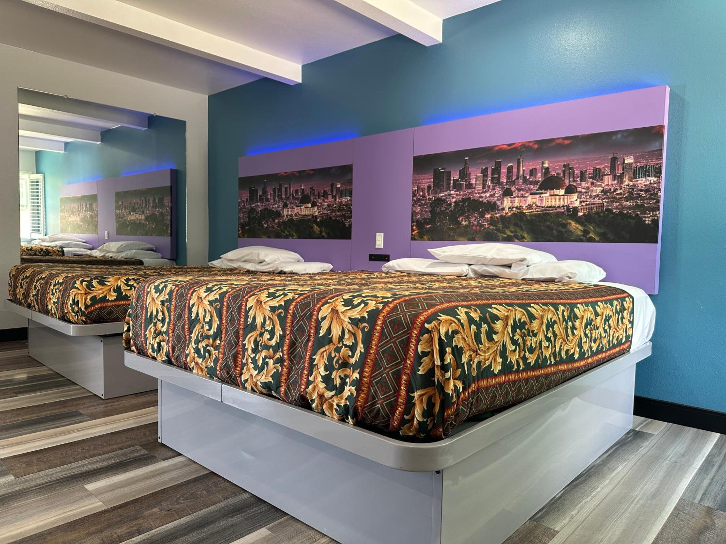 Queen Room with Two Queen Beds - Photo 5