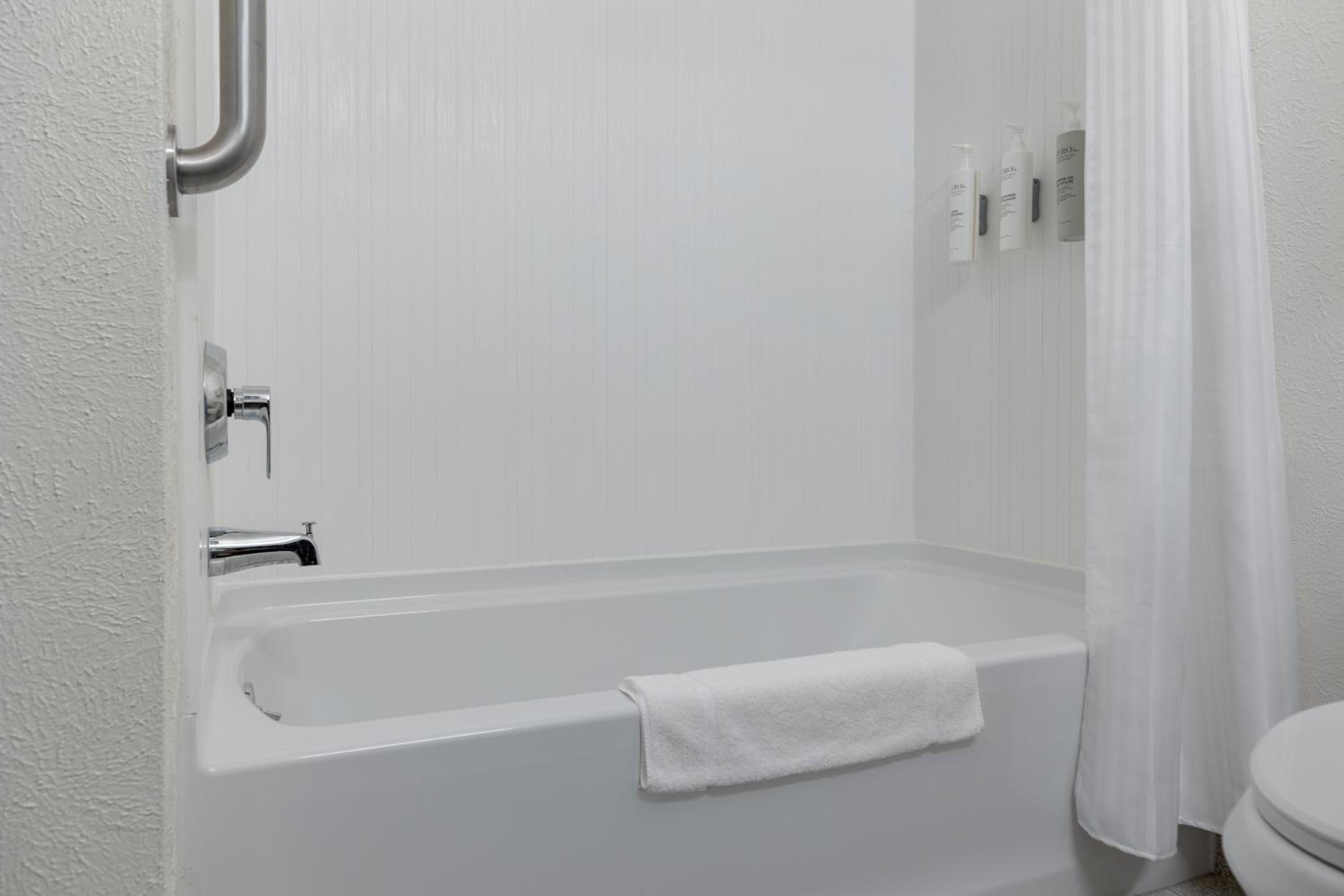 King Room with Sofa Bed - Non-Smoking - Photo 10