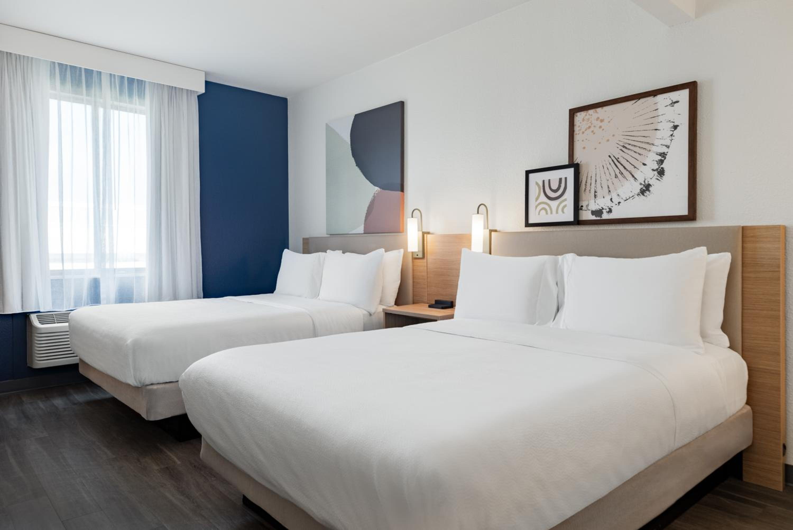 Queen Room with Two Queen Beds - Photo 7