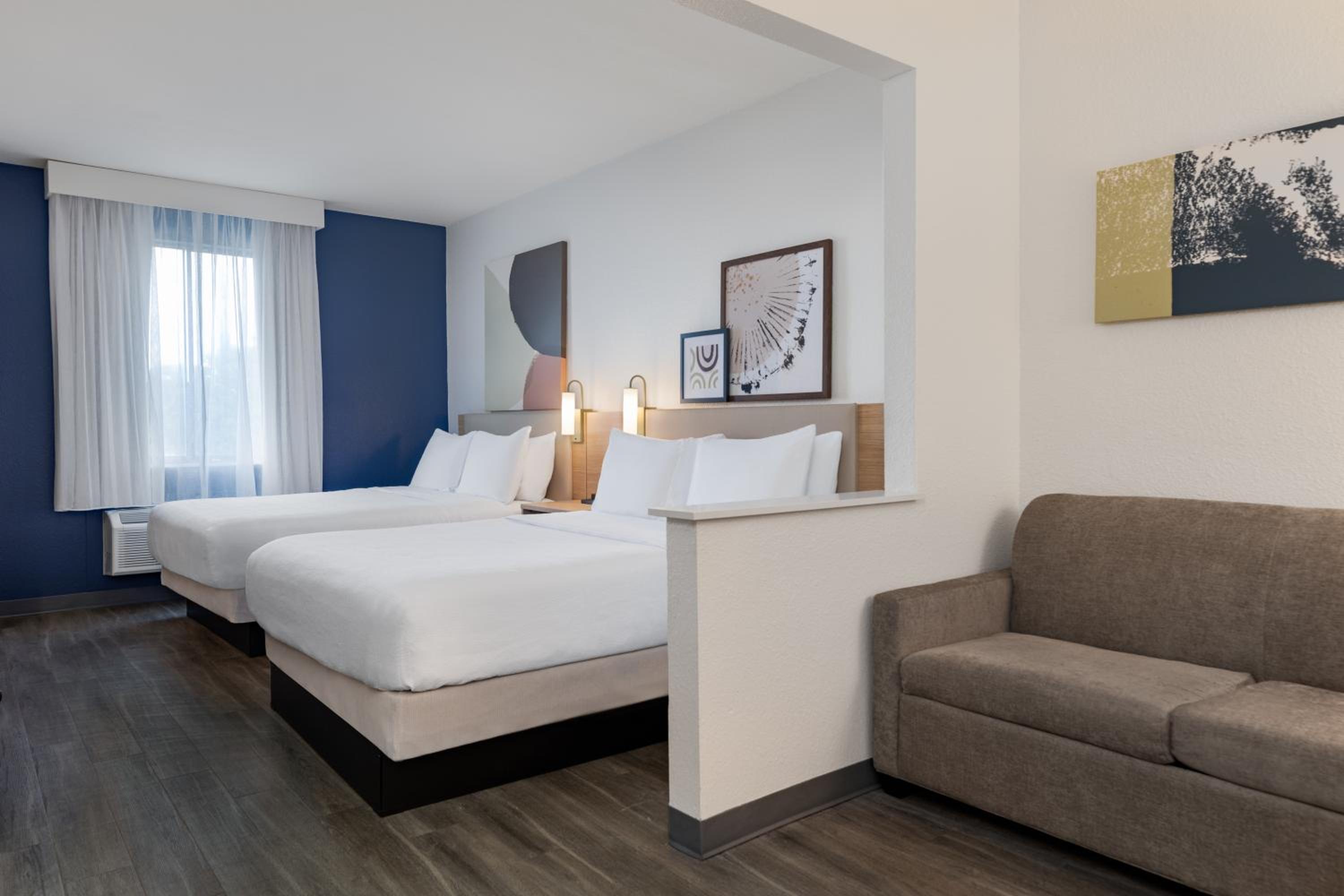 Queen Room with Two Queen Beds - Photo 10