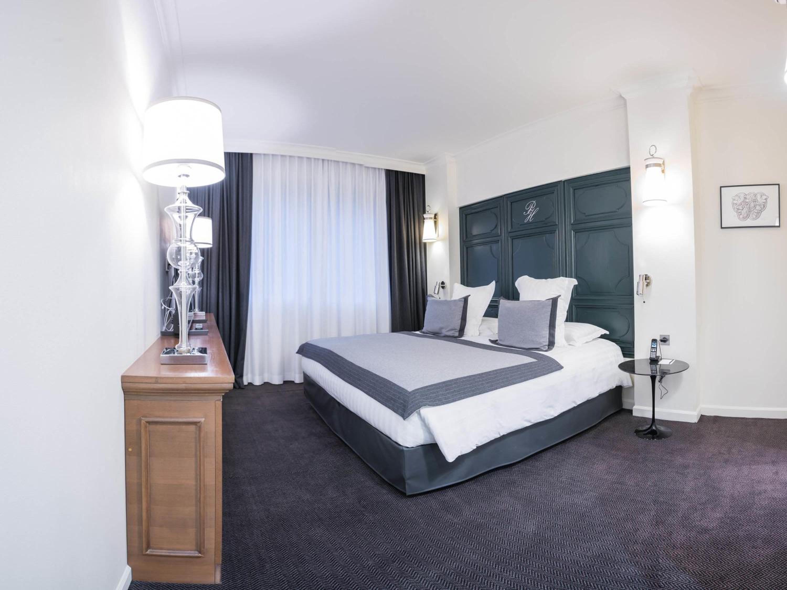 Deluxe Suite with Balcony and Park View - Lounge Area photo 1