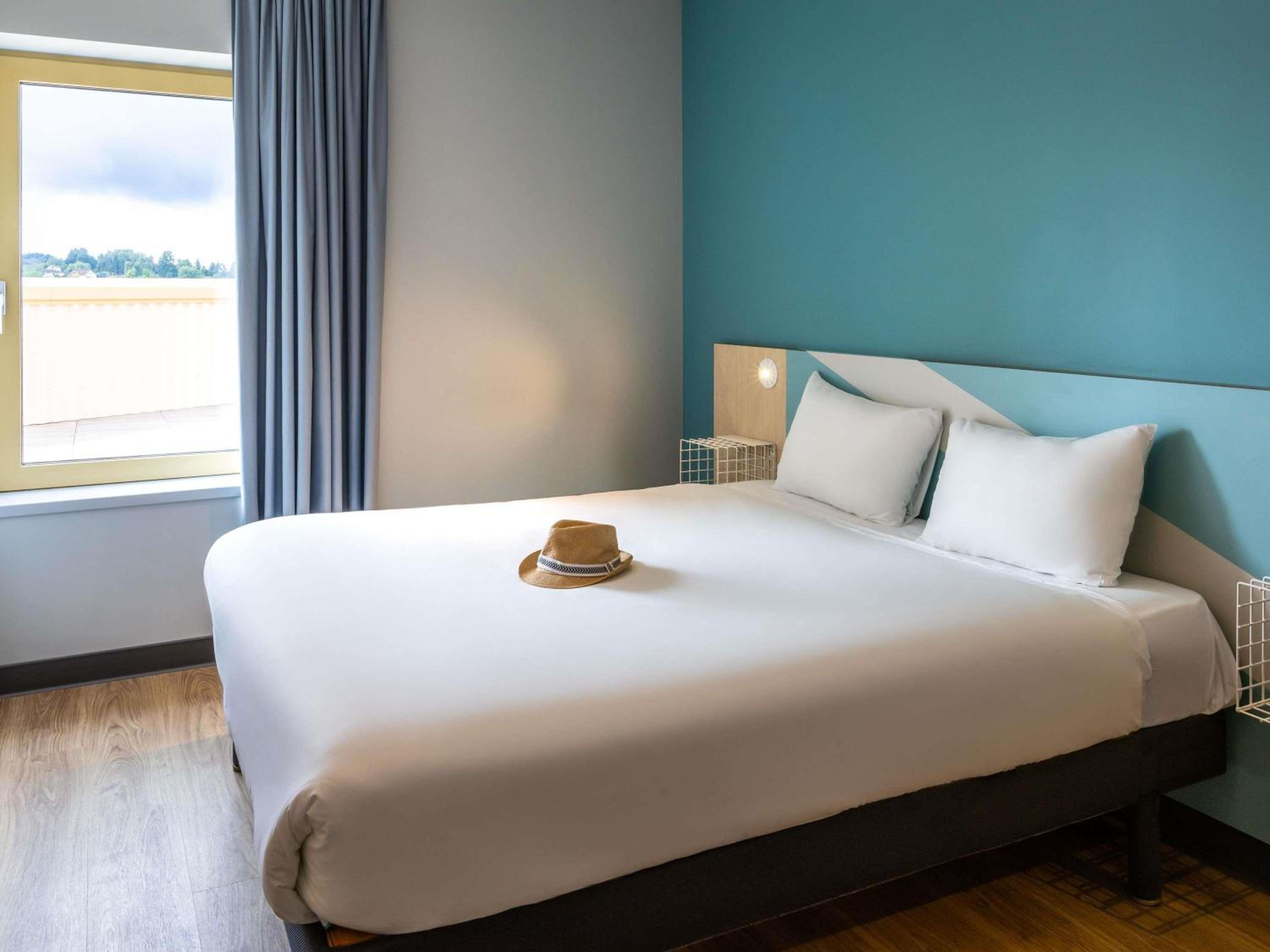 Standard Room with One Double Bed and One Single Bed - Photo 2