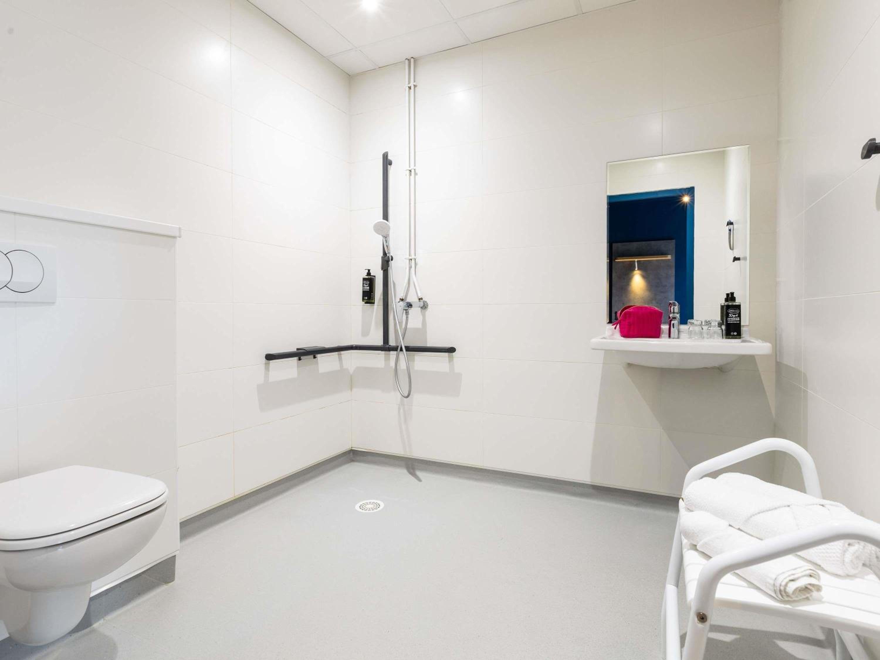 Standard Double Room - Disability Access - Photo 4