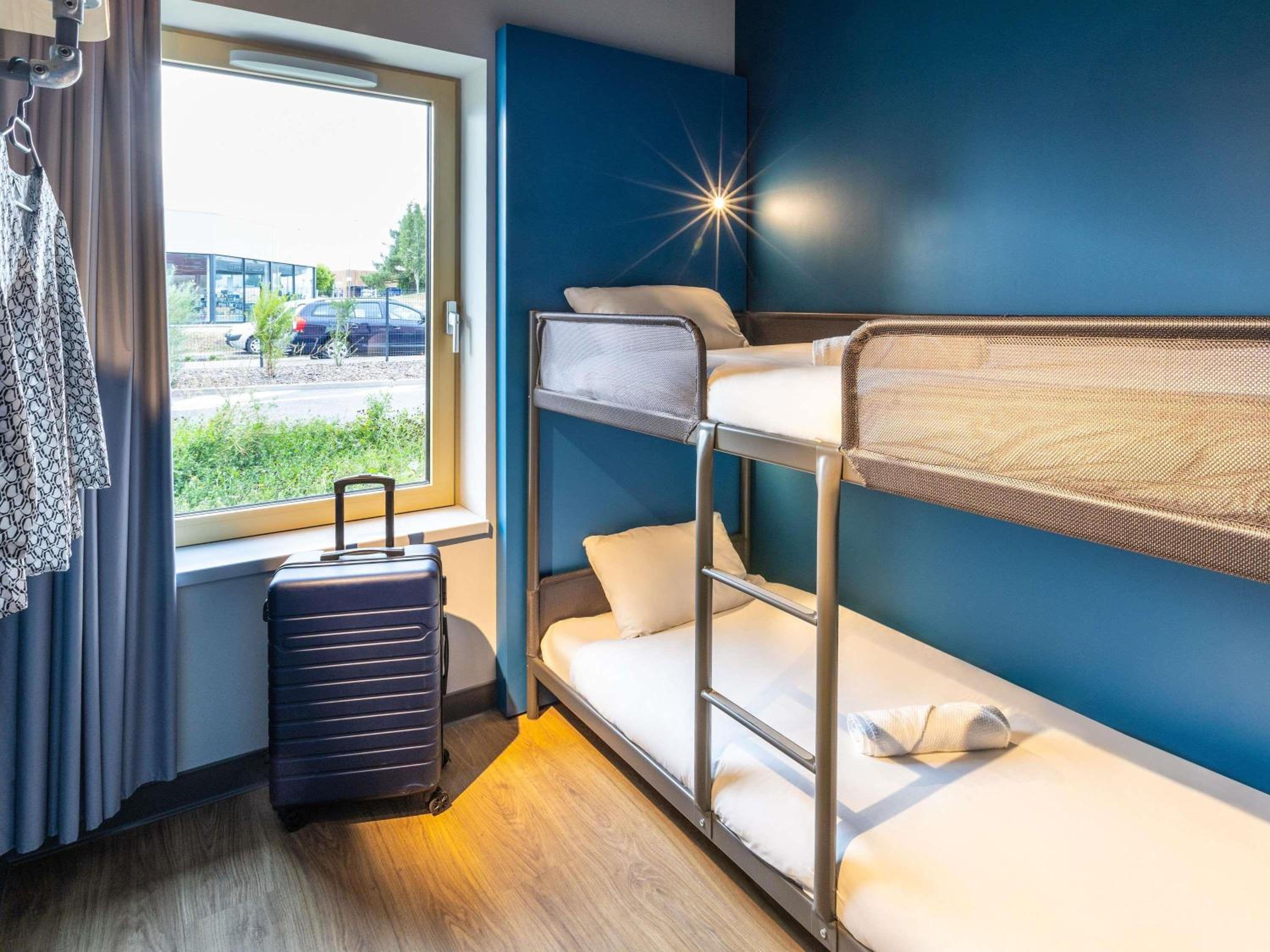 Standard Room with Double Bed and Twin Beds - Photo 2