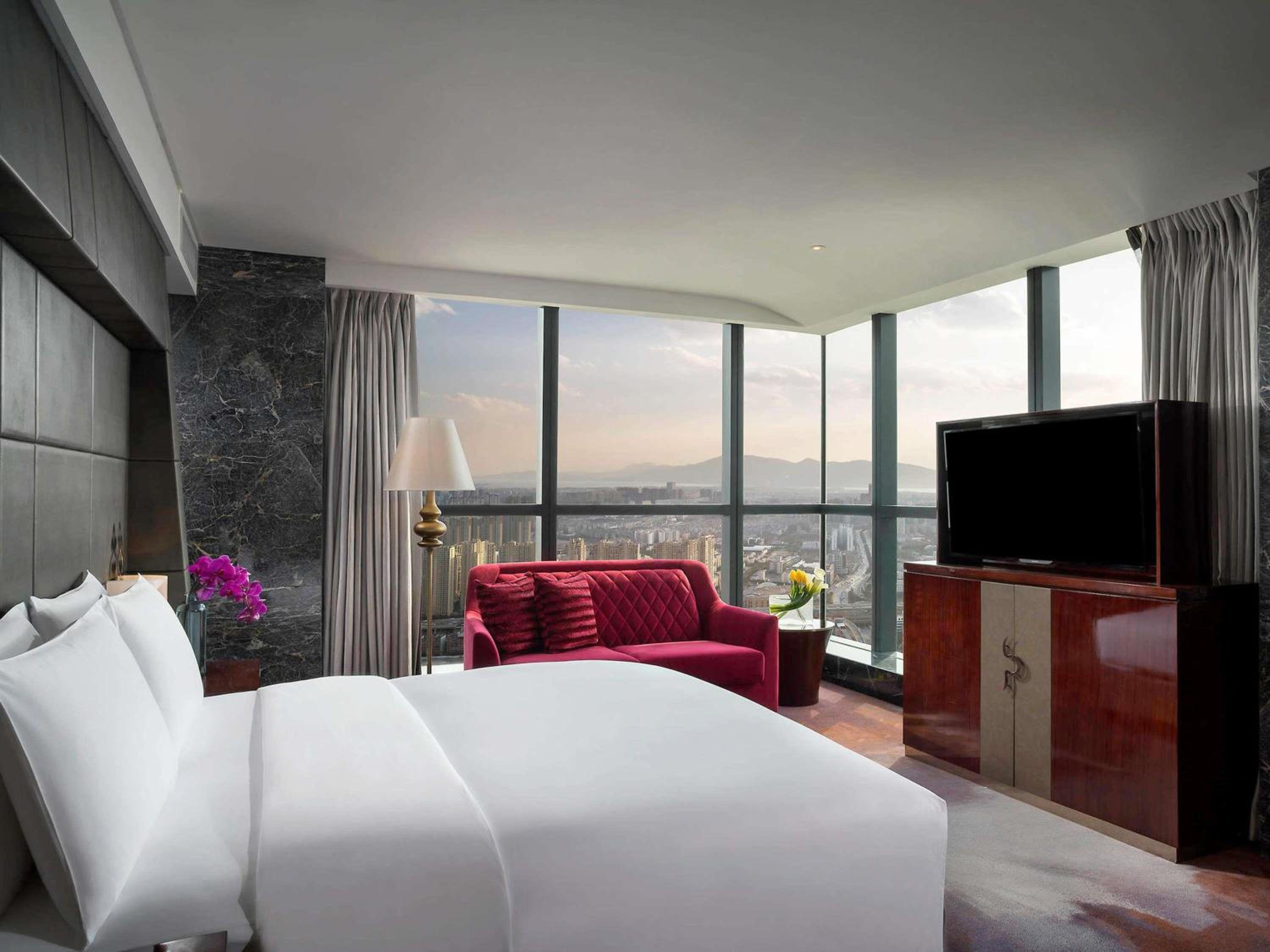 Luxury Corner King Room with View photo 3