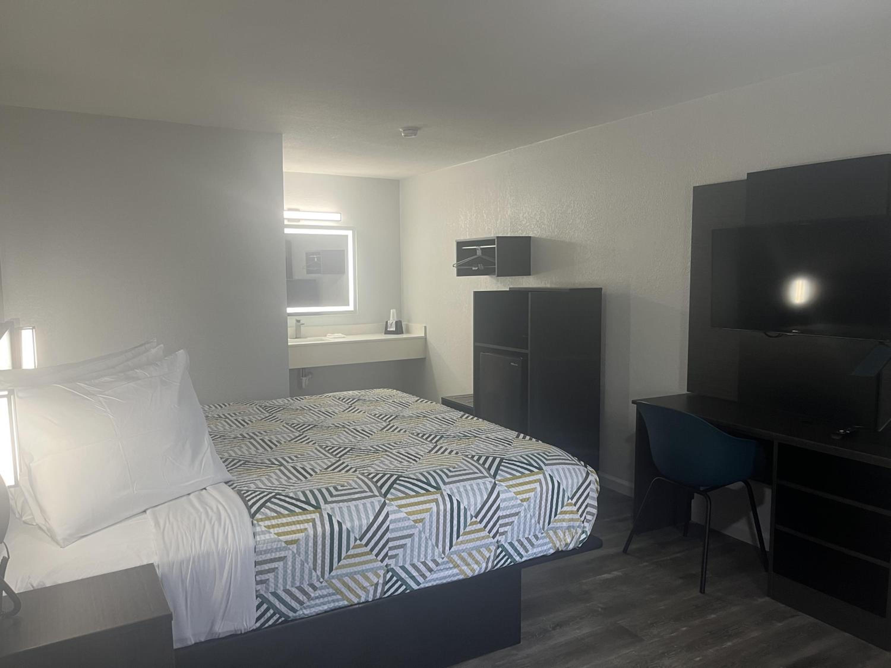 Deluxe King Room - Non-Smoking photo 2