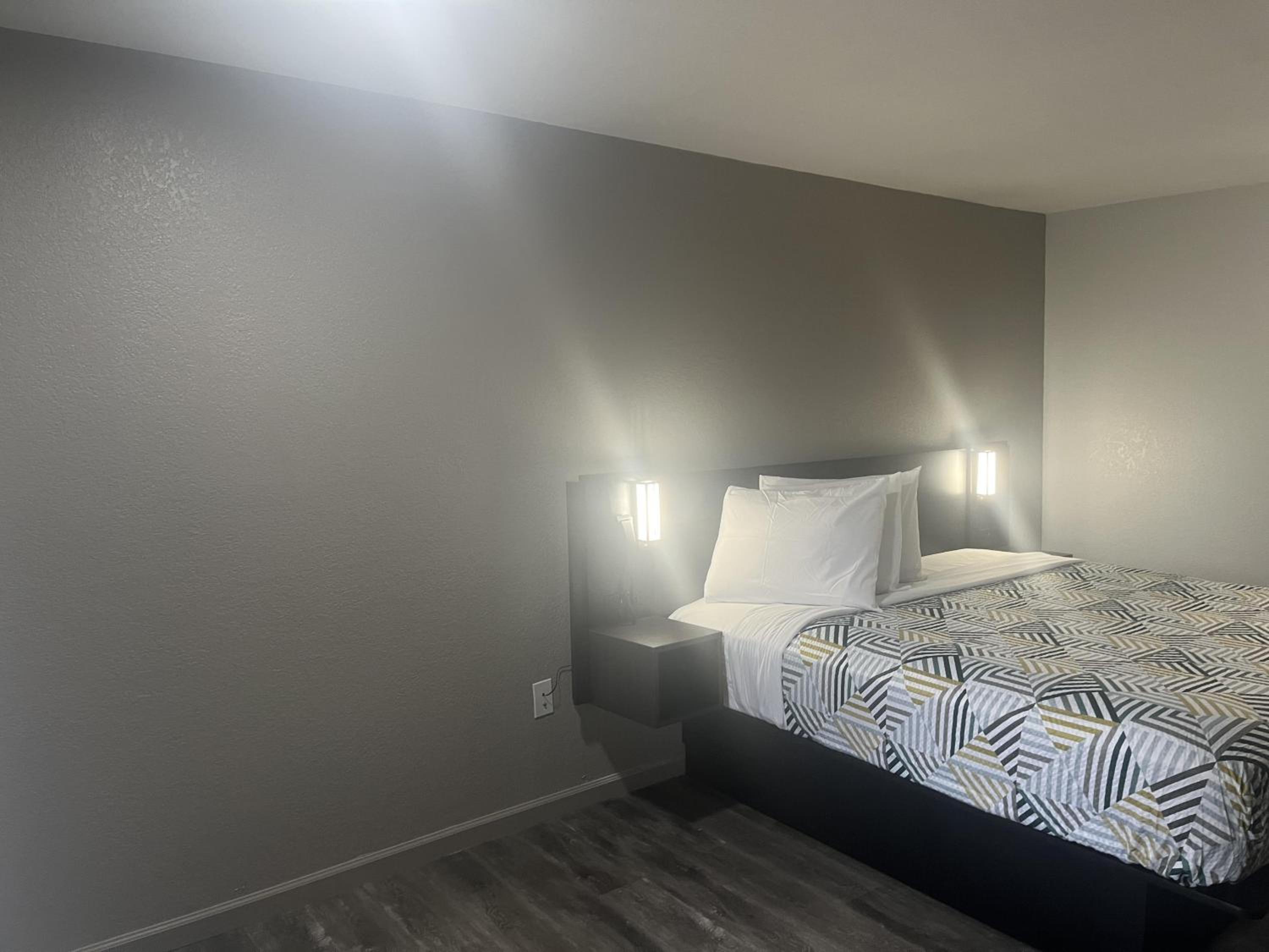 Deluxe King Room - Non-Smoking photo 3