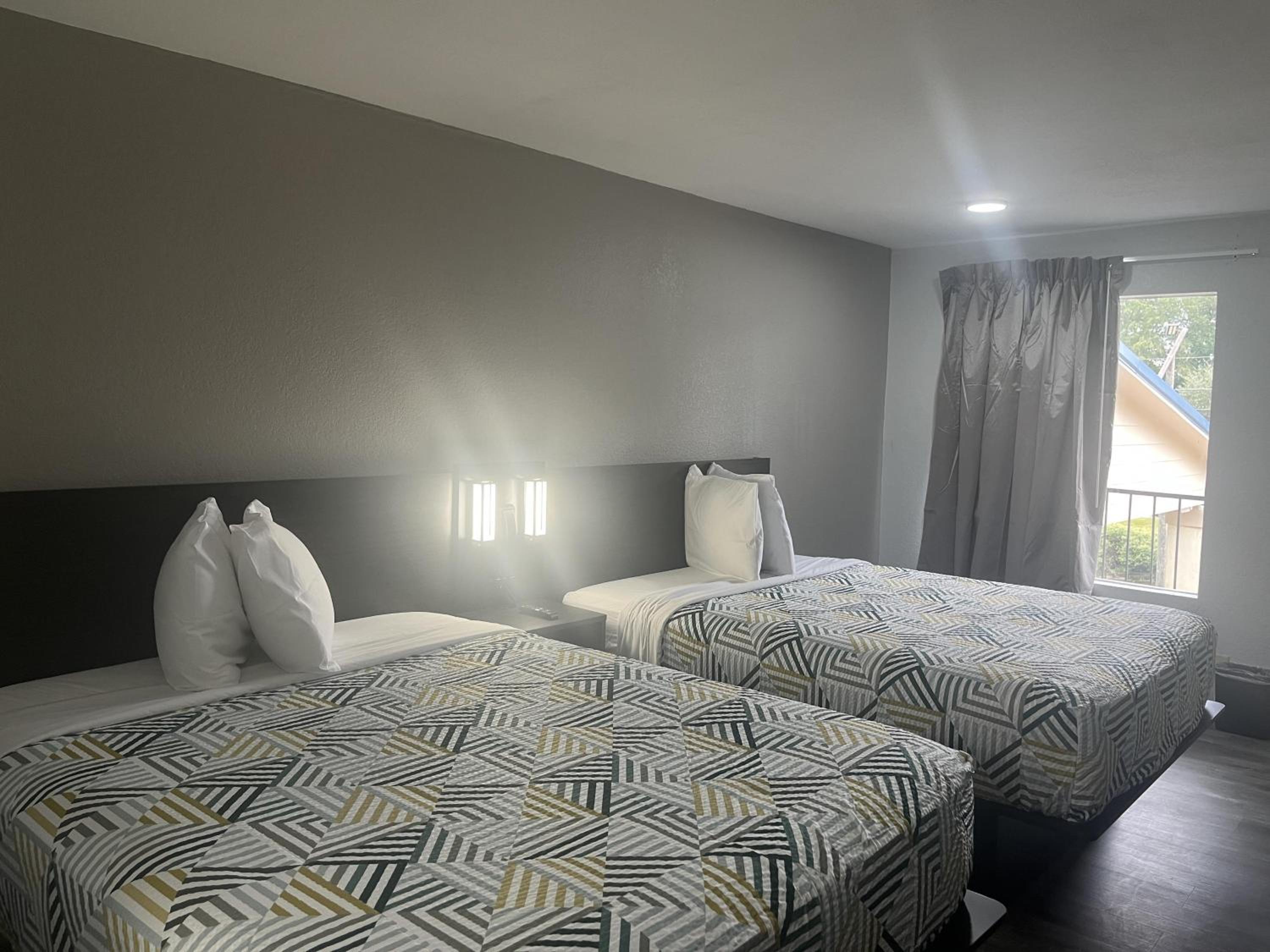 Queen Room with Two Queen Beds - Disability Access photo 1