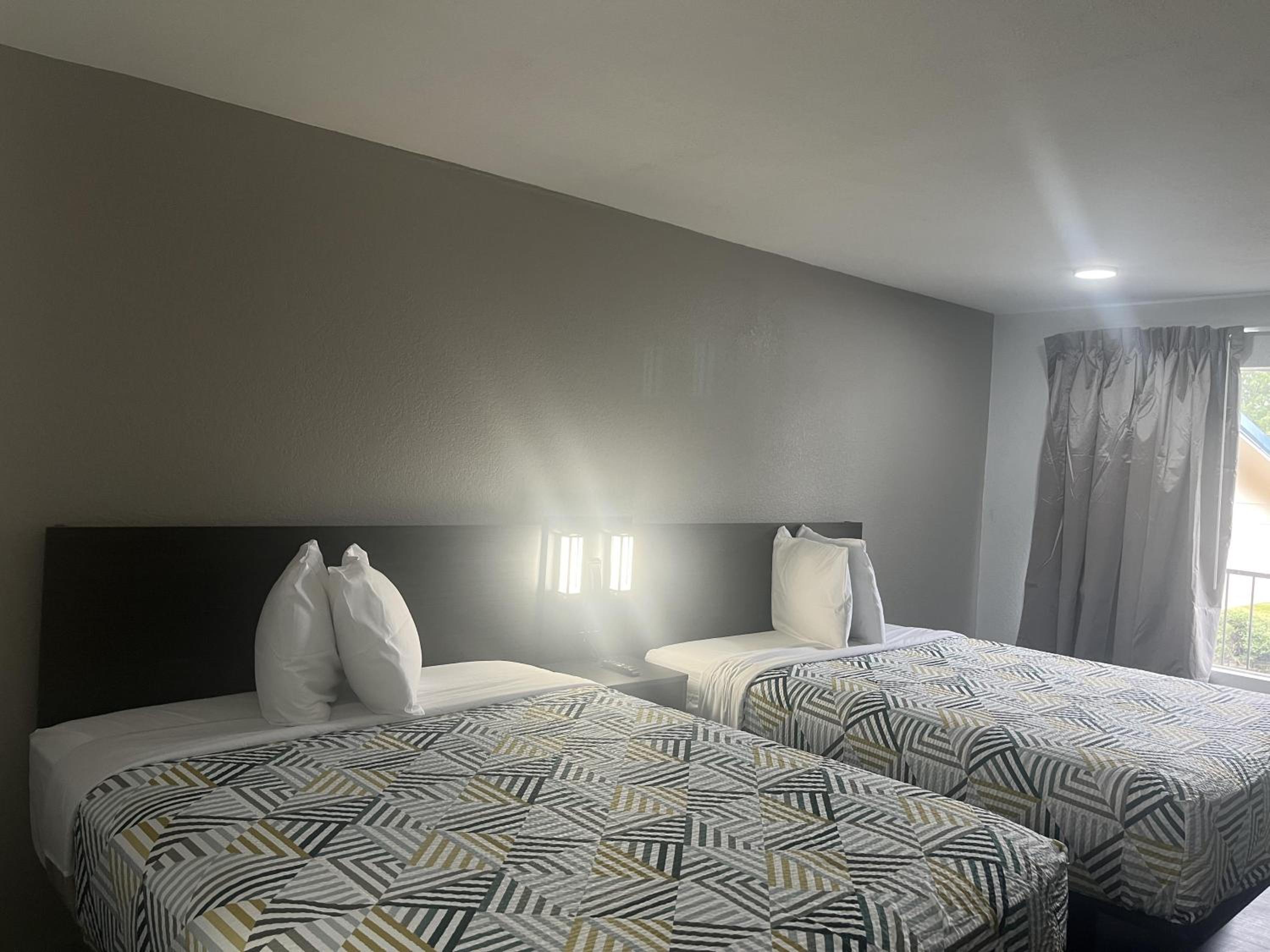 Queen Room with Two Queen Beds - Disability Access photo 2