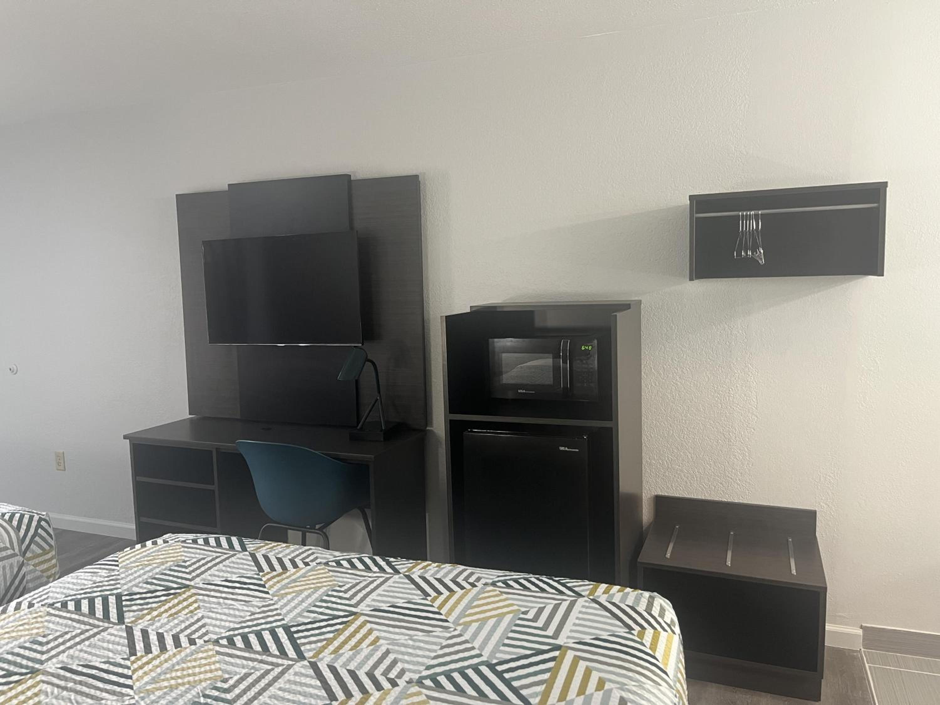 Queen Room with Two Queen Beds - Disability Access photo 3
