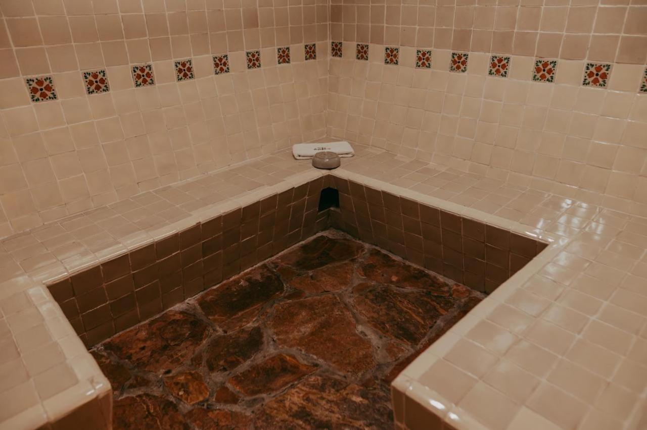 Deluxe Suite with Spa Bath photo 2
