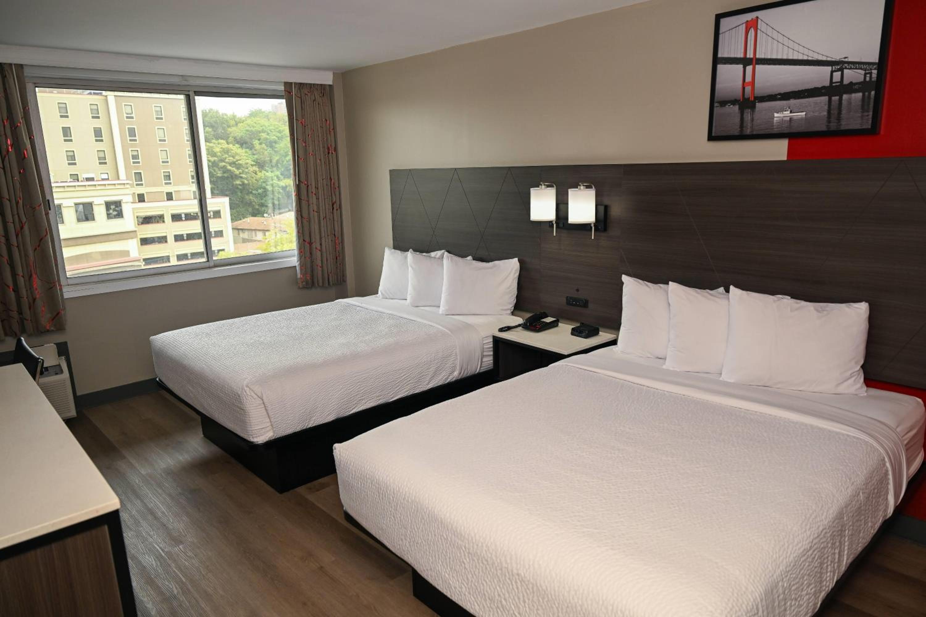 Queen Room with Two Queen Beds - Non-Smoking - Photo 2