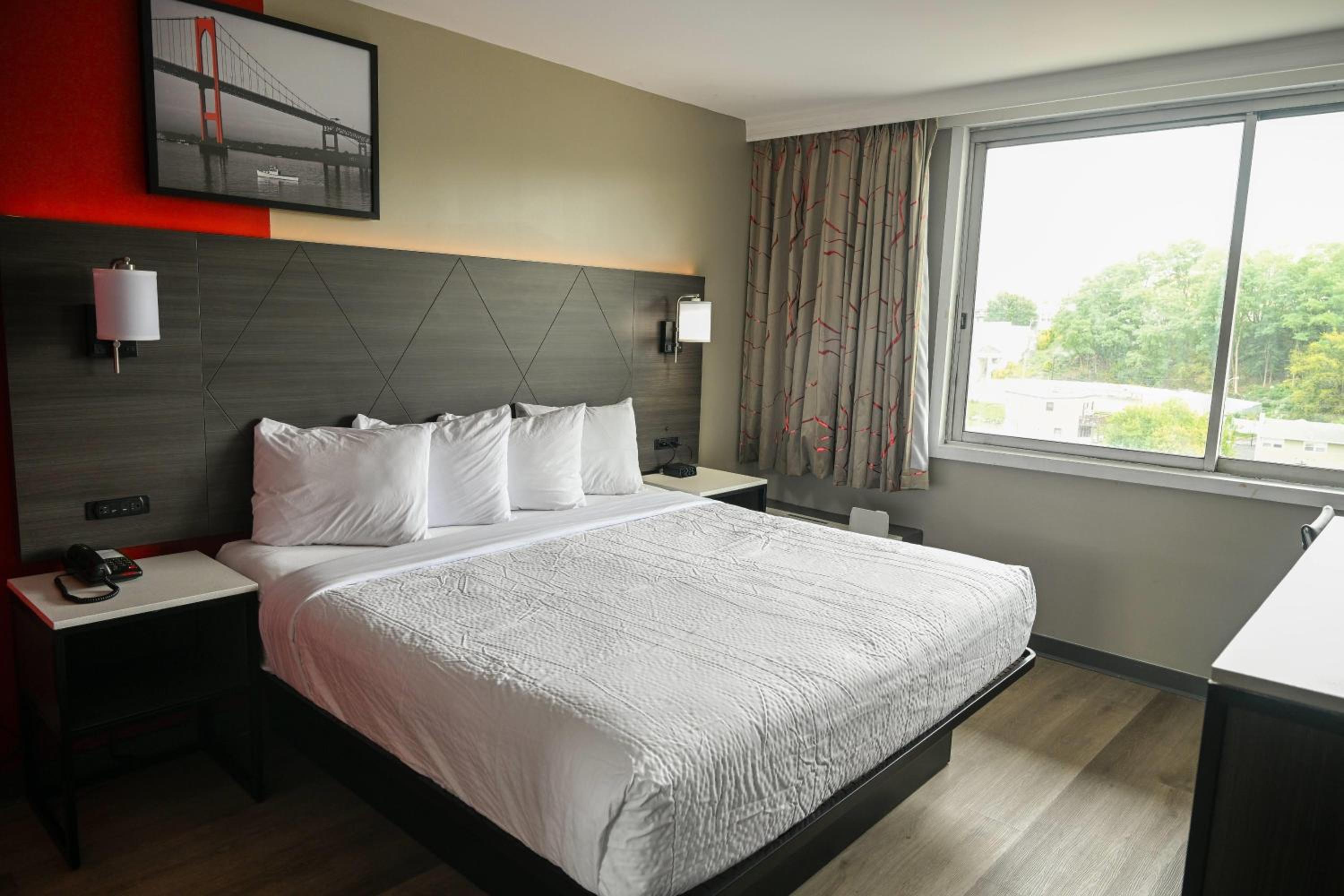 King Room with Roll-in Shower - Mobility Access/Non-Smoking - Photo 1