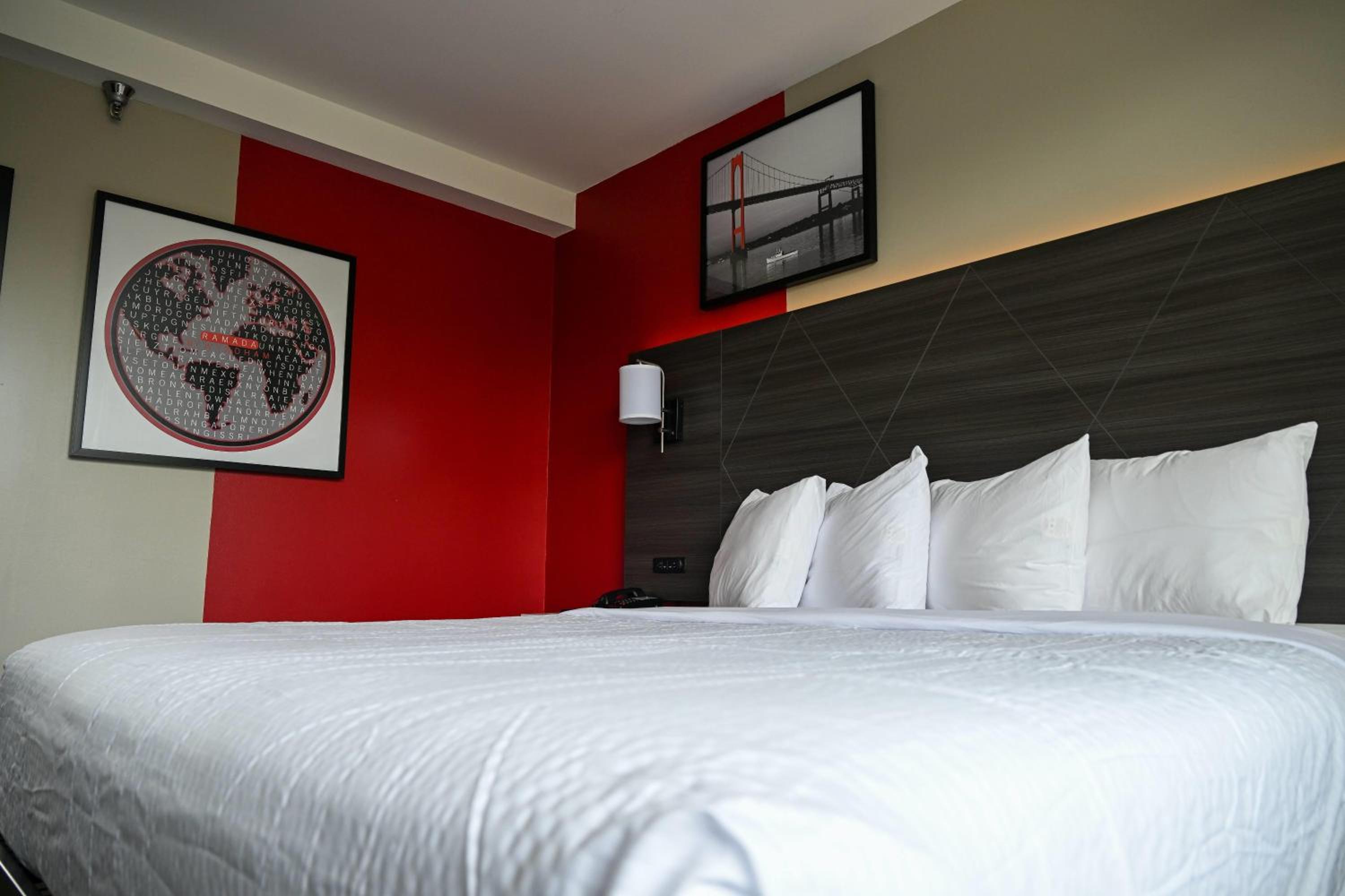 King Room with Roll-in Shower - Mobility Access/Non-Smoking - Photo 2