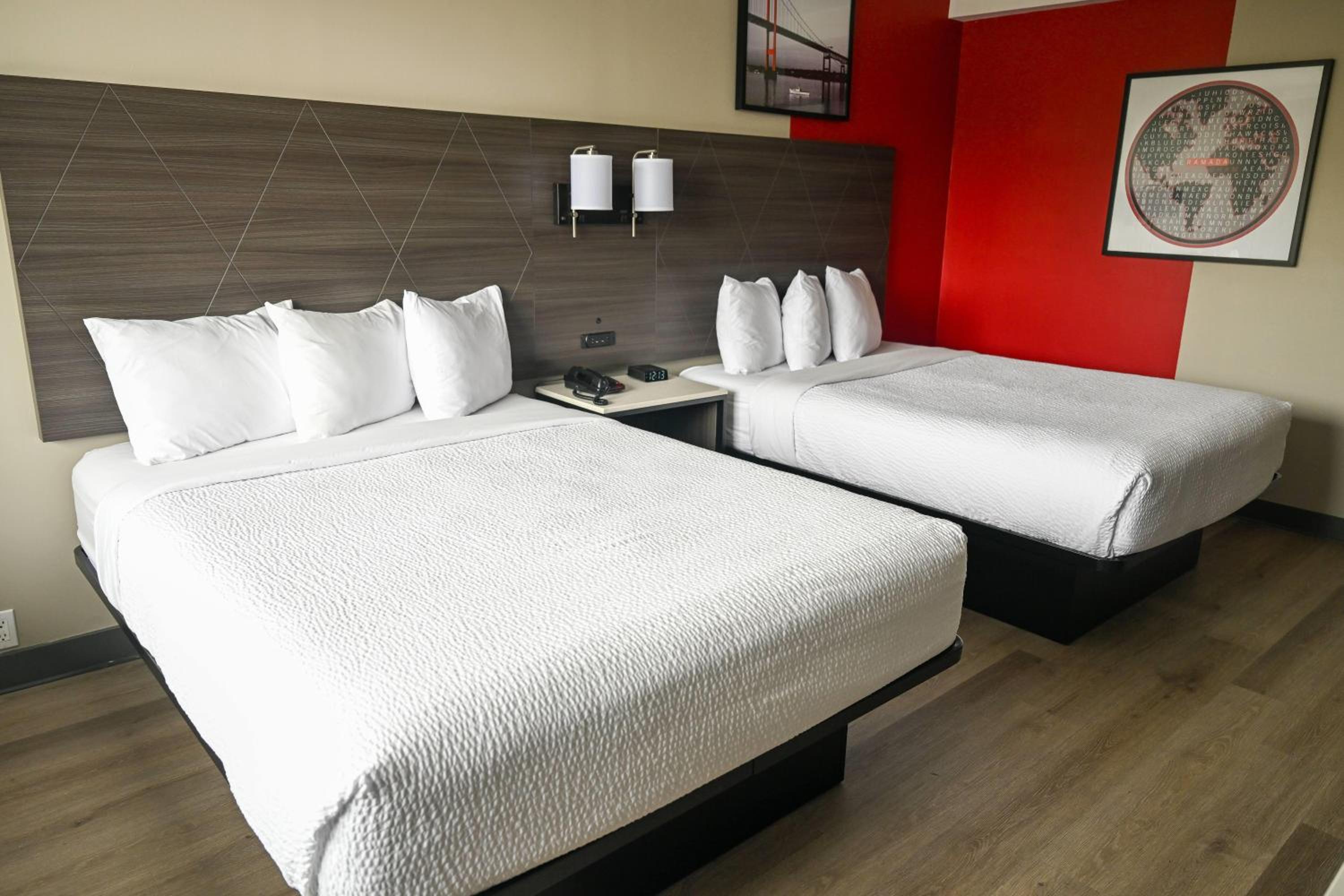 Queen Room with Two Queen Beds - Non-Smoking - Photo 3