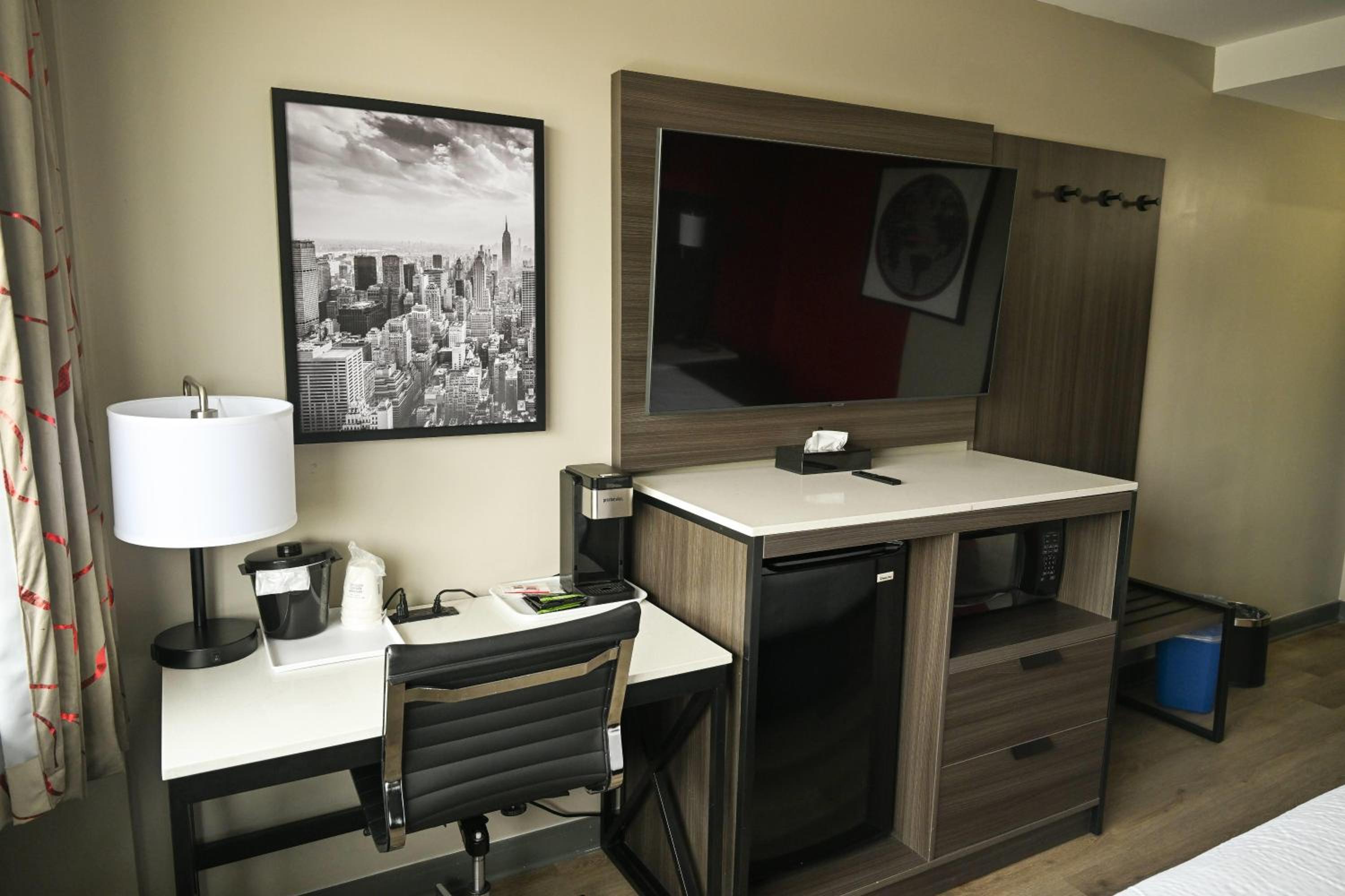 King Room with Roll-in Shower - Mobility Access/Non-Smoking - Photo 4