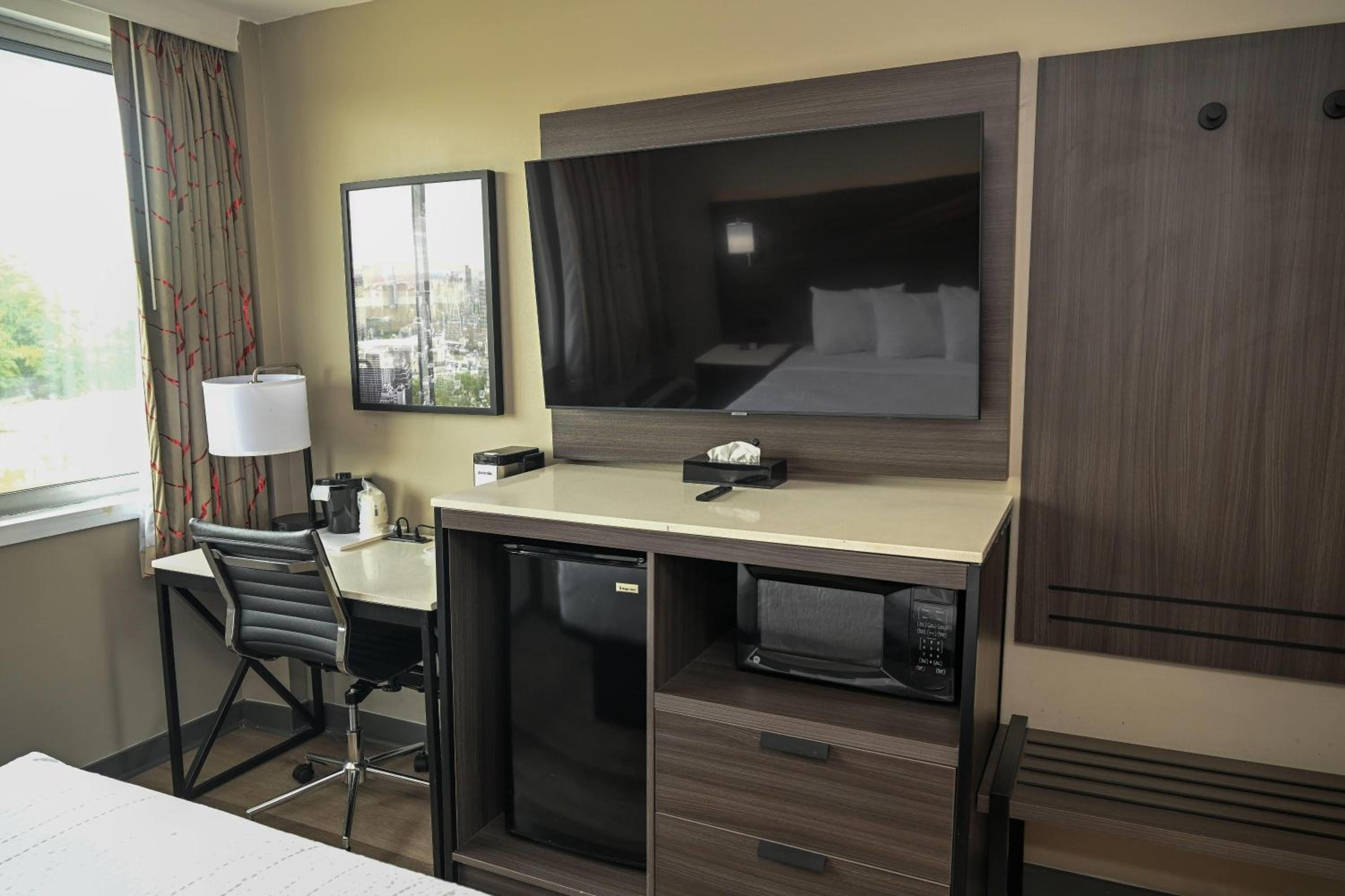 King Room with Roll-in Shower - Mobility Access/Non-Smoking - Photo 5