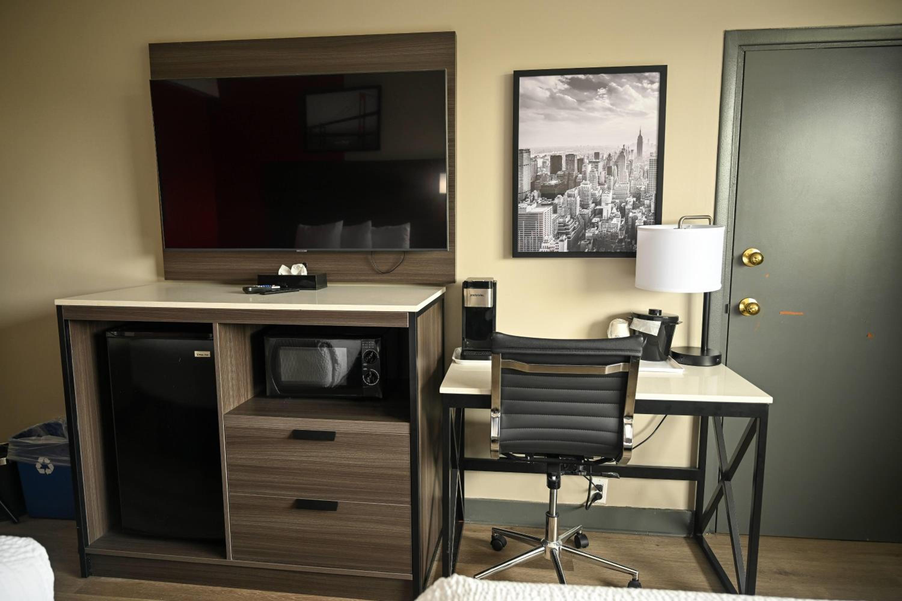 King Room with Roll-in Shower - Mobility Access/Non-Smoking - Photo 6