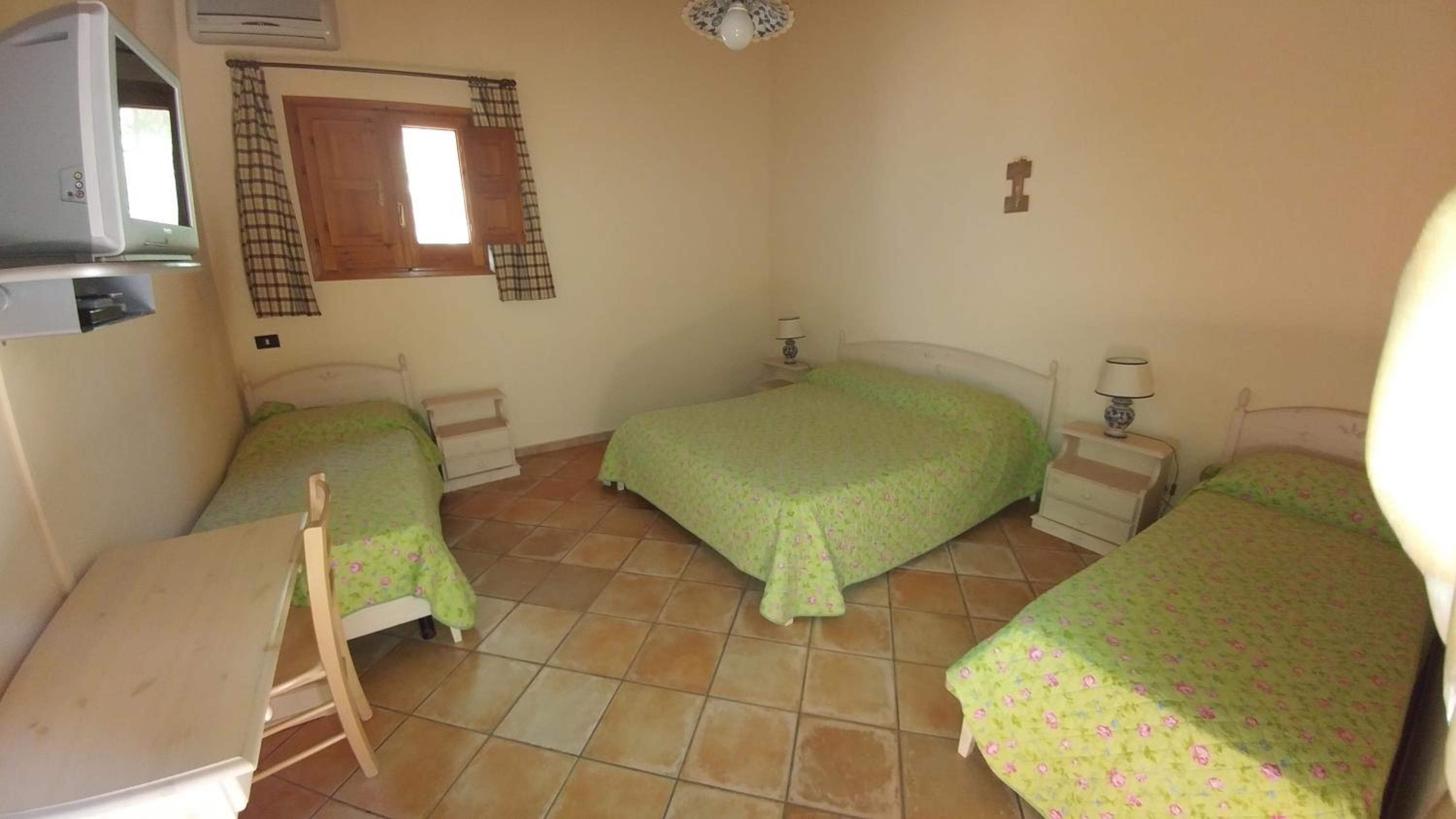 Economy Quadruple Room photo 2