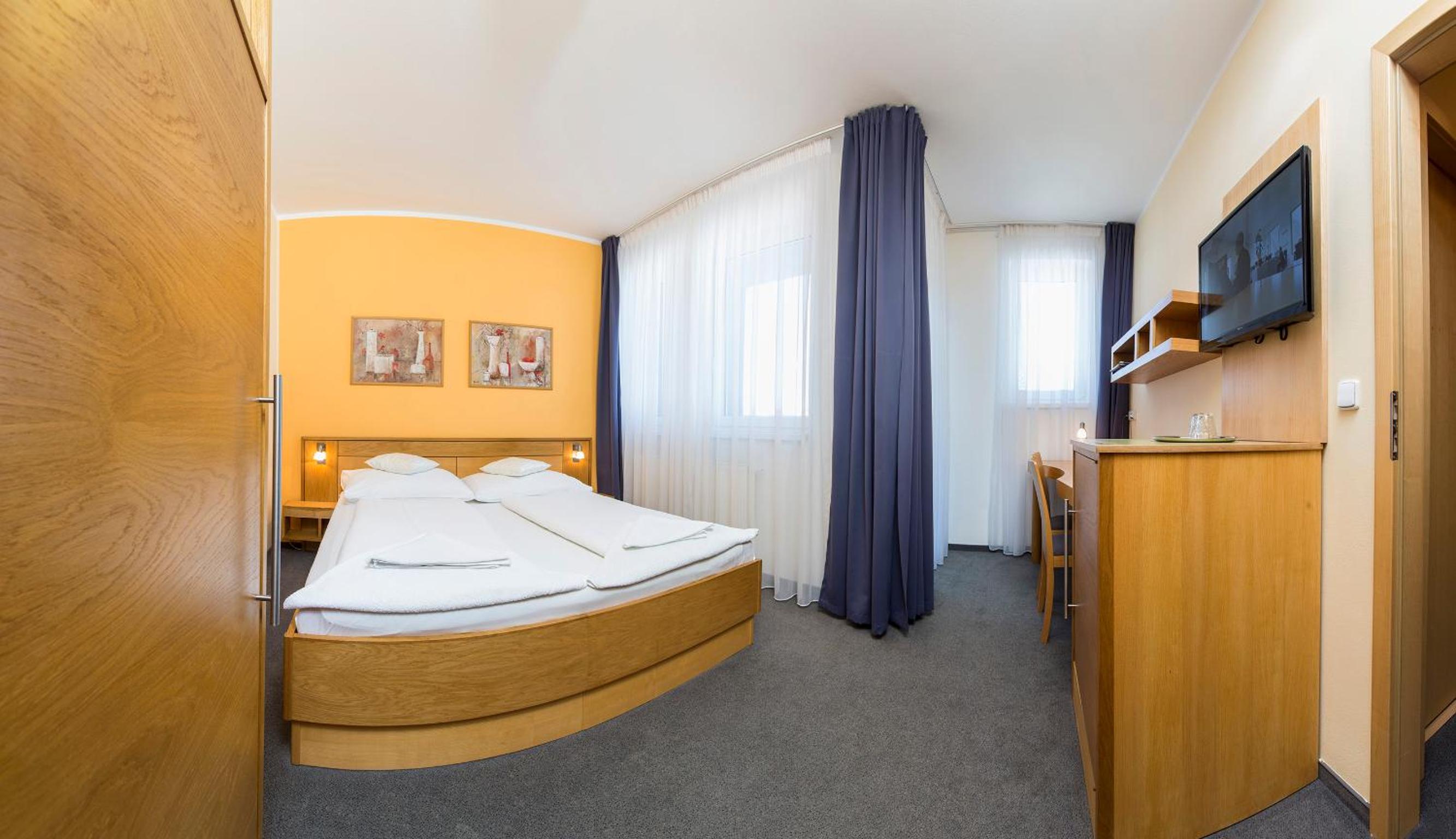 Standard Double or Twin Room photo 3