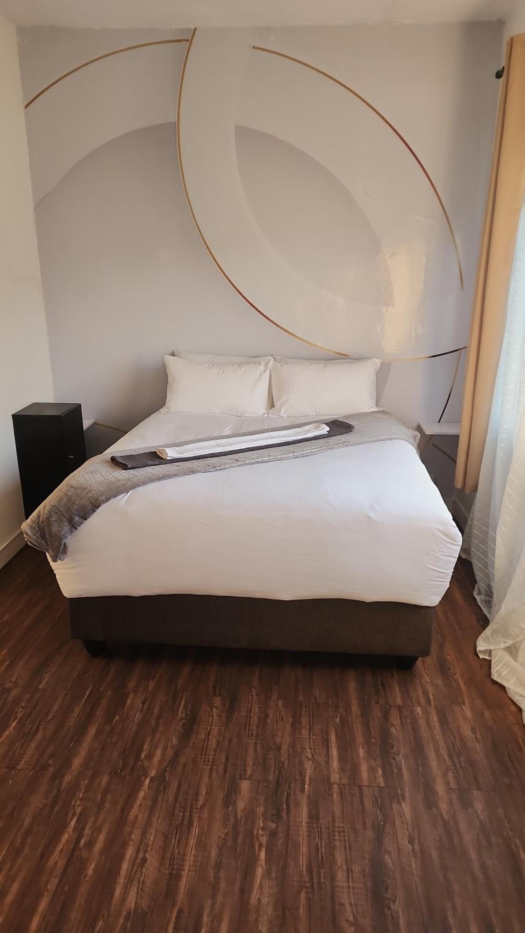 Queen Room photo 2