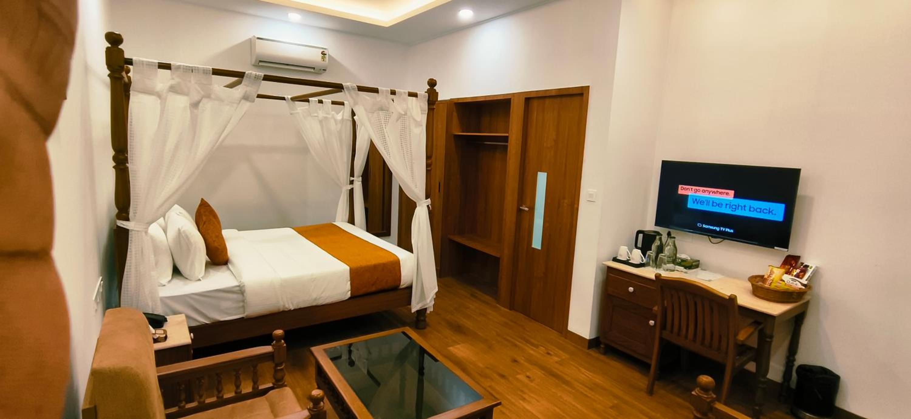 King Room with Pool View photo 2