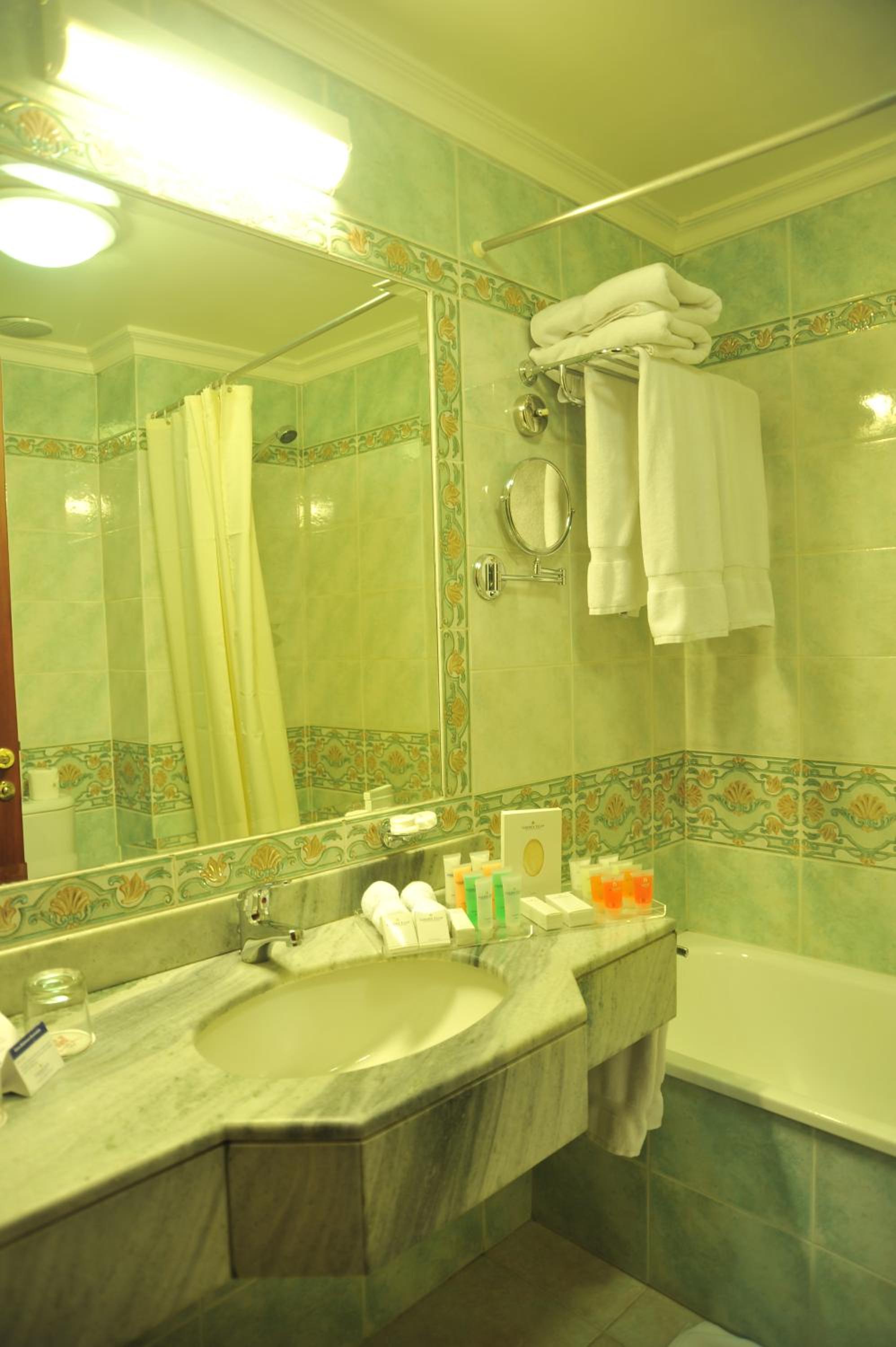 Deluxe King Room - Photo 11