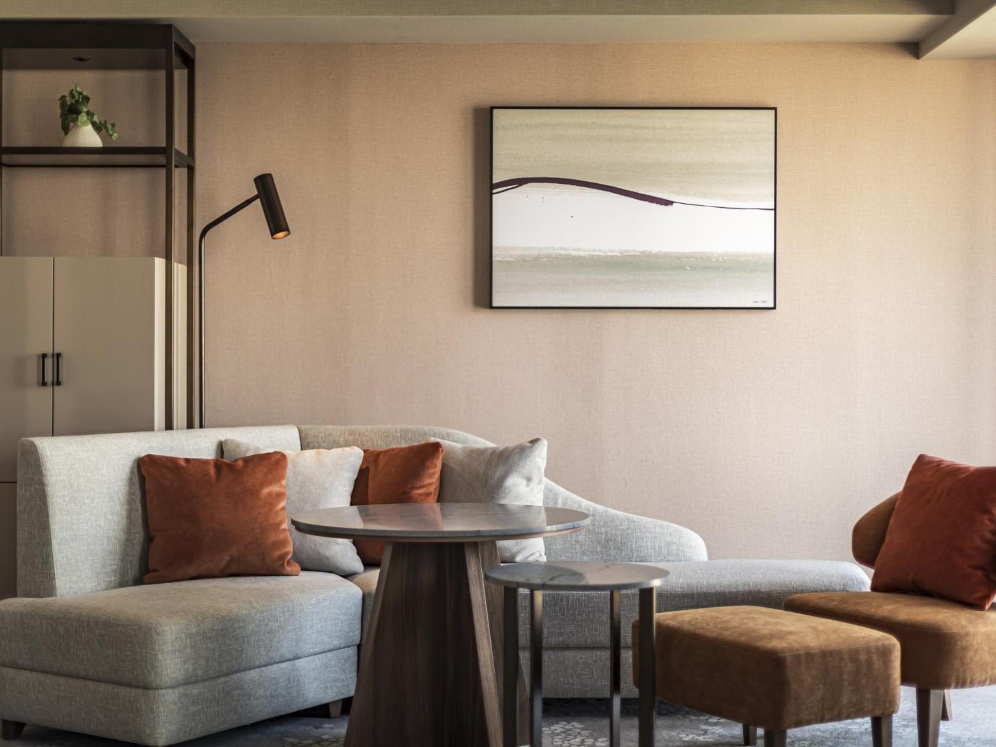 Executive Junior Suite with Skytree Side thumbnail 5