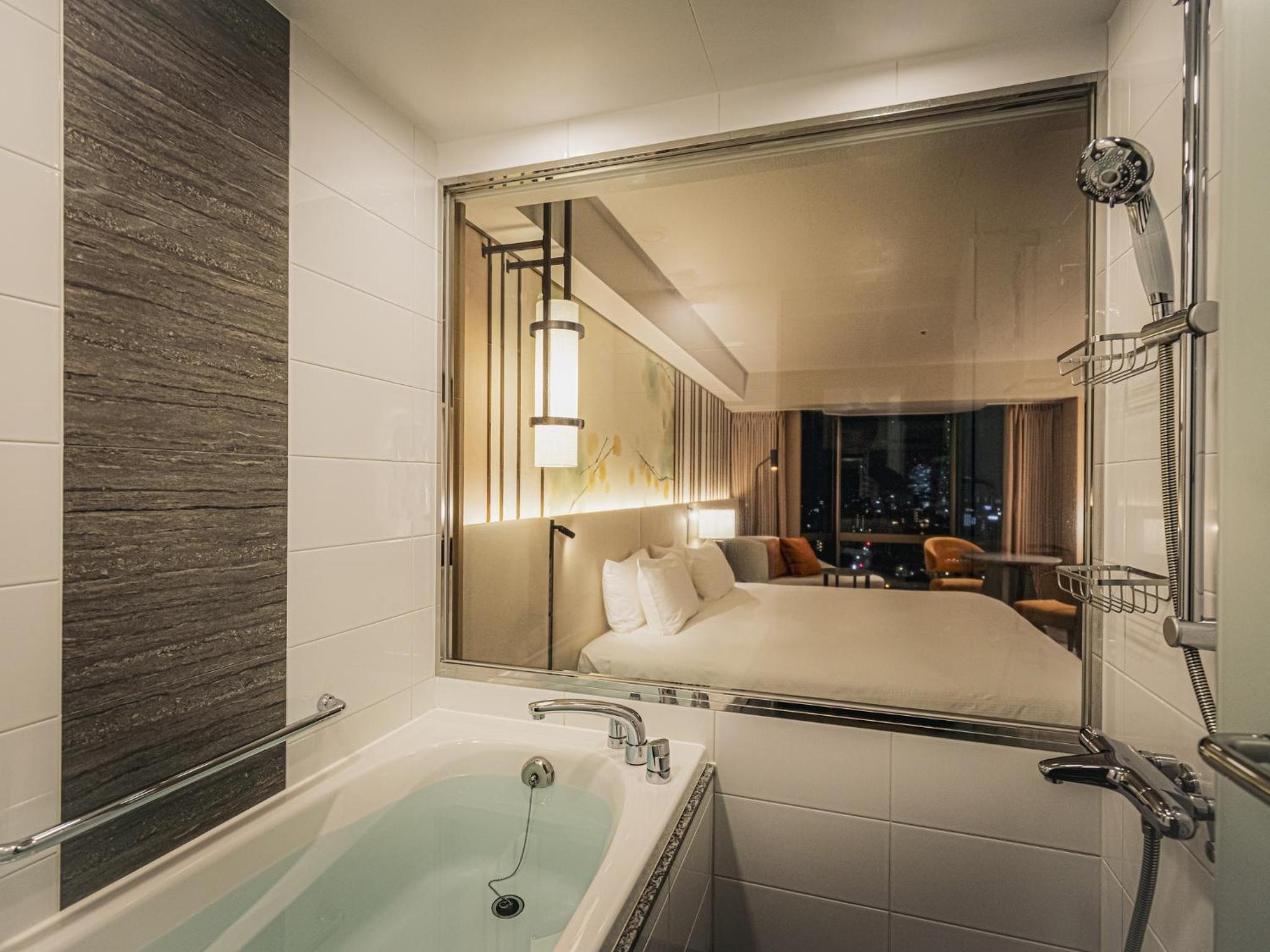 Executive Deluxe King with View Bath and Skytree Side  (3 adults/with Lounge Access) thumbnail 5