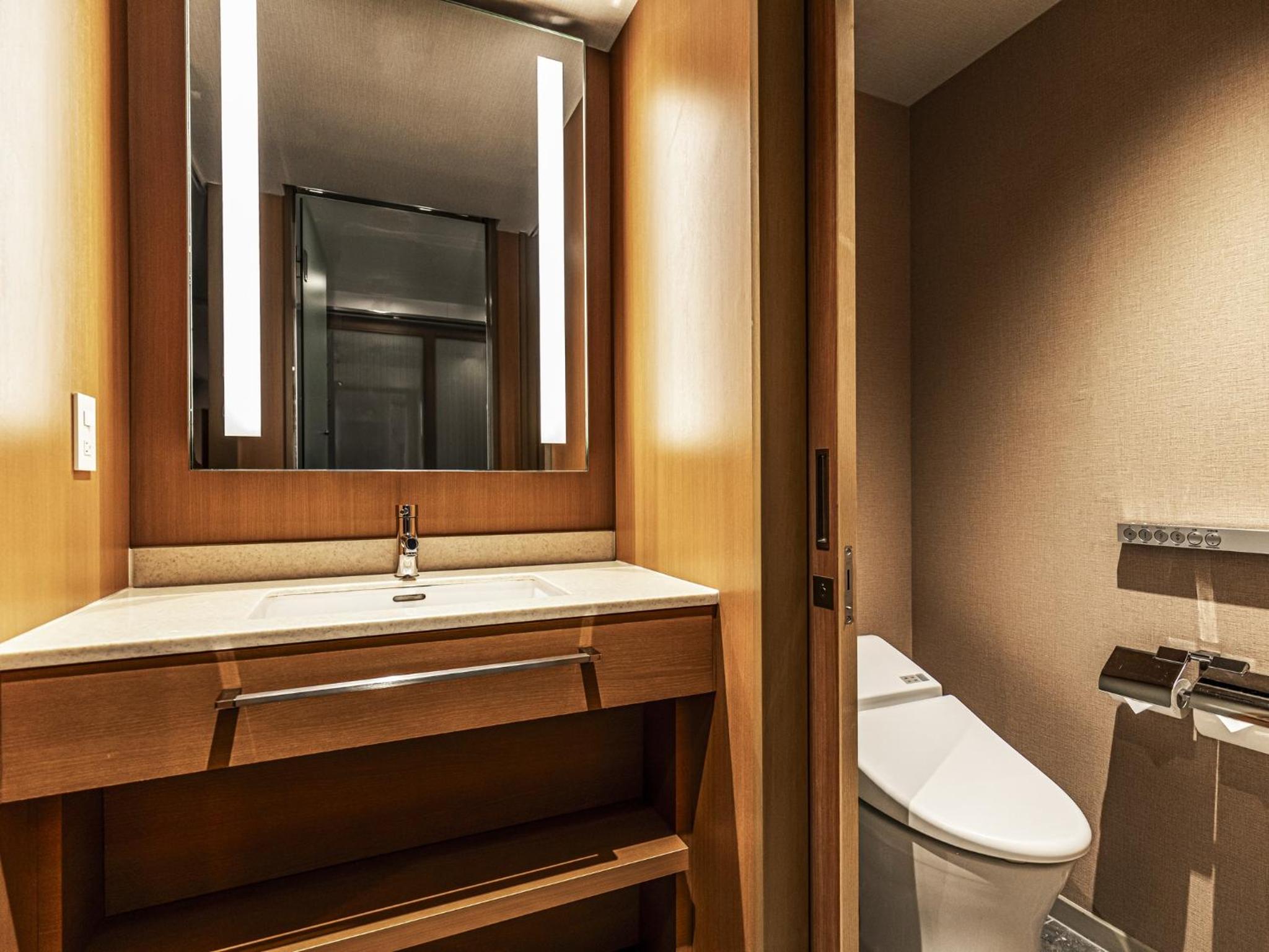 Executive Deluxe King with View Bath and Skytree Side