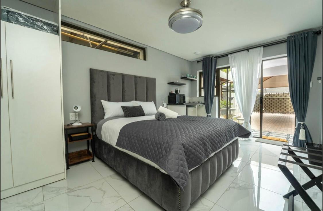 Standard Queen Room photo 3