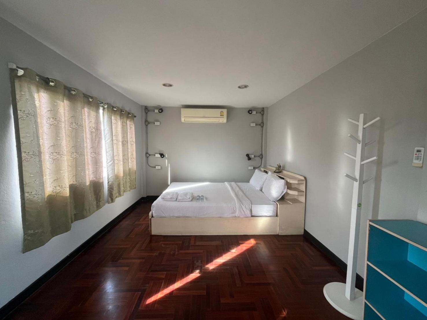 Family Room with Shared Bathroom photo 1