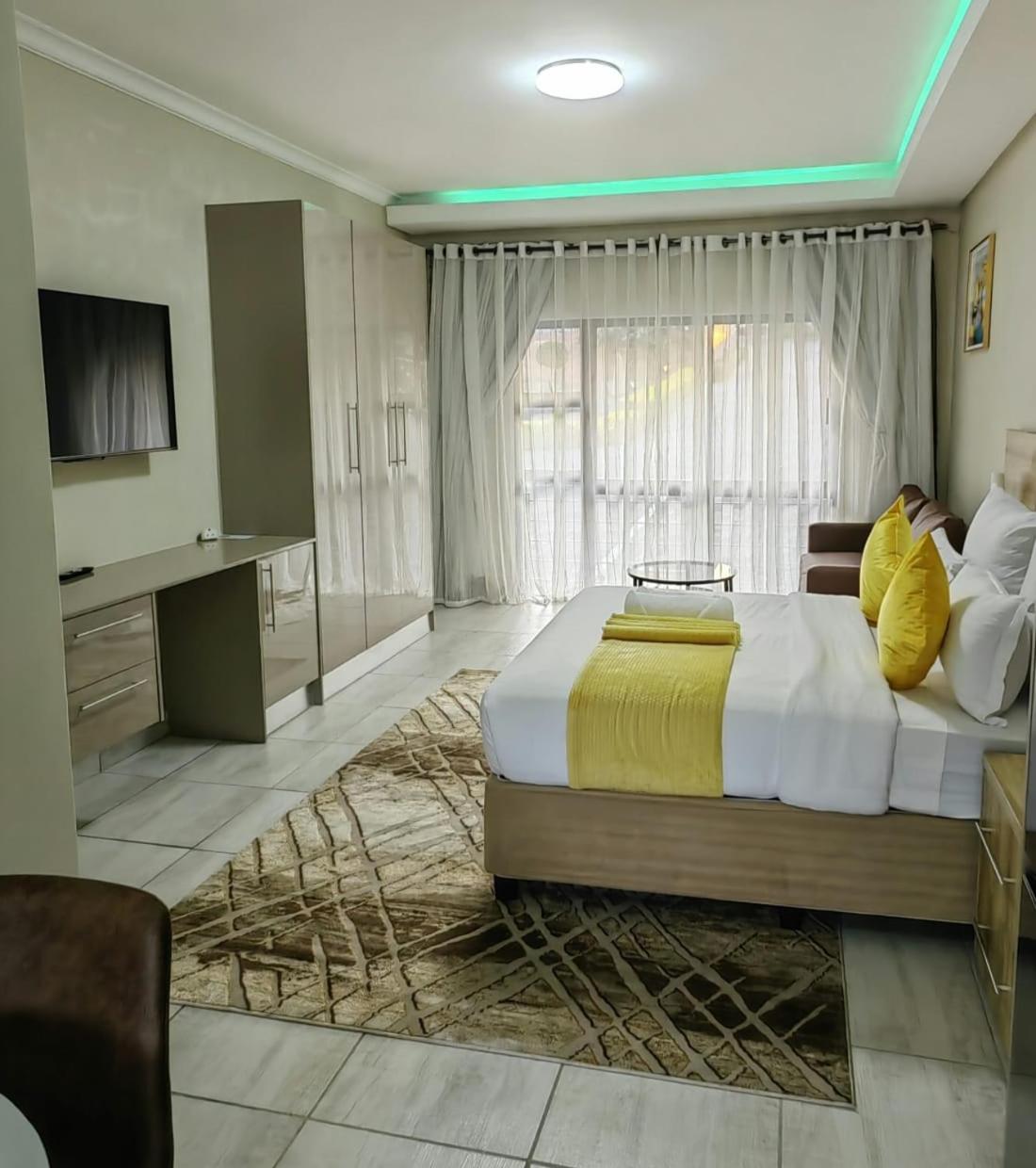 Deluxe King Suite