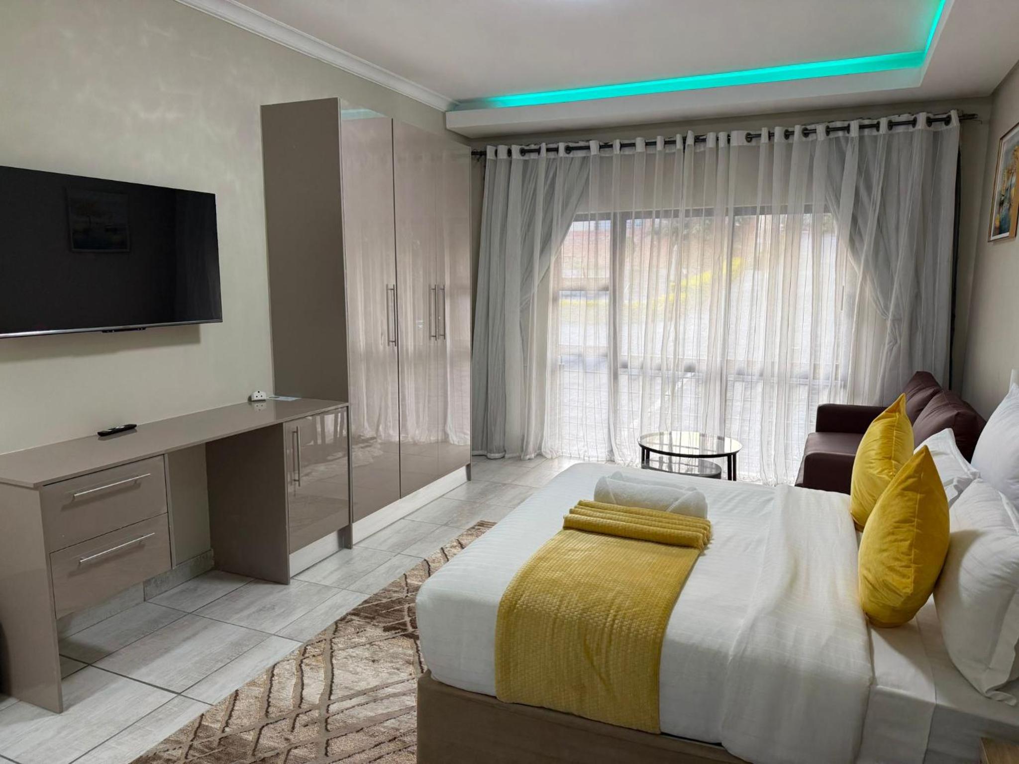 Deluxe King Suite photo 3