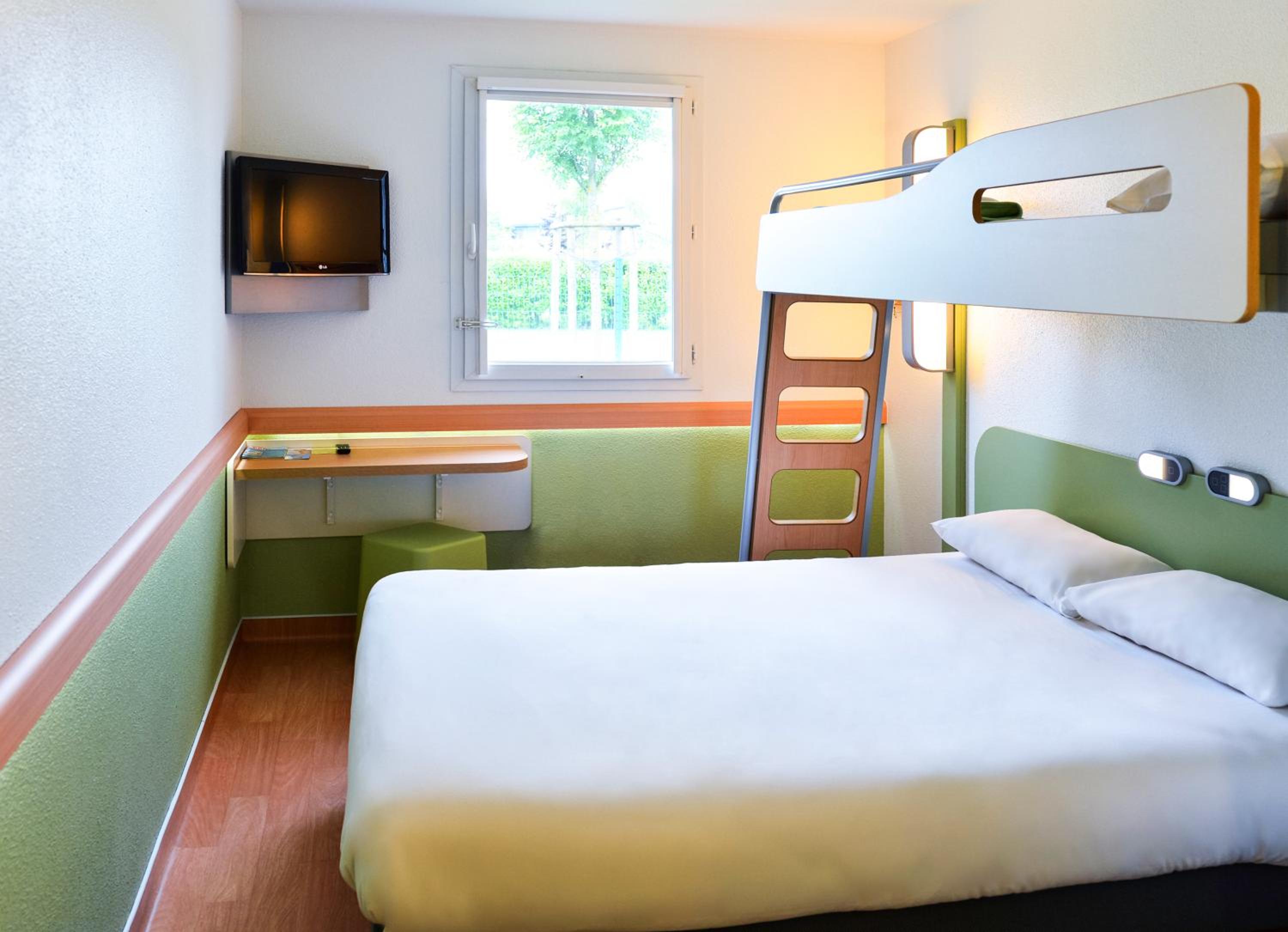 Triple Room with One Double Bed and One Bunk Bed - Photo 2